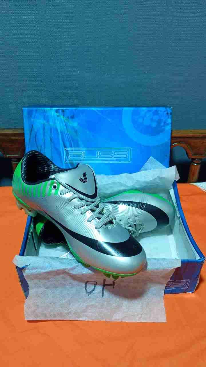 Zapatos de fútbol plateados