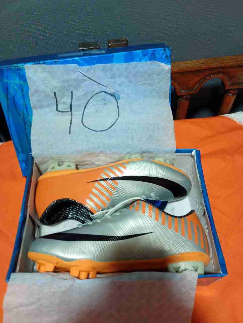 Zapatos de fútbol plateados - miniatura 2