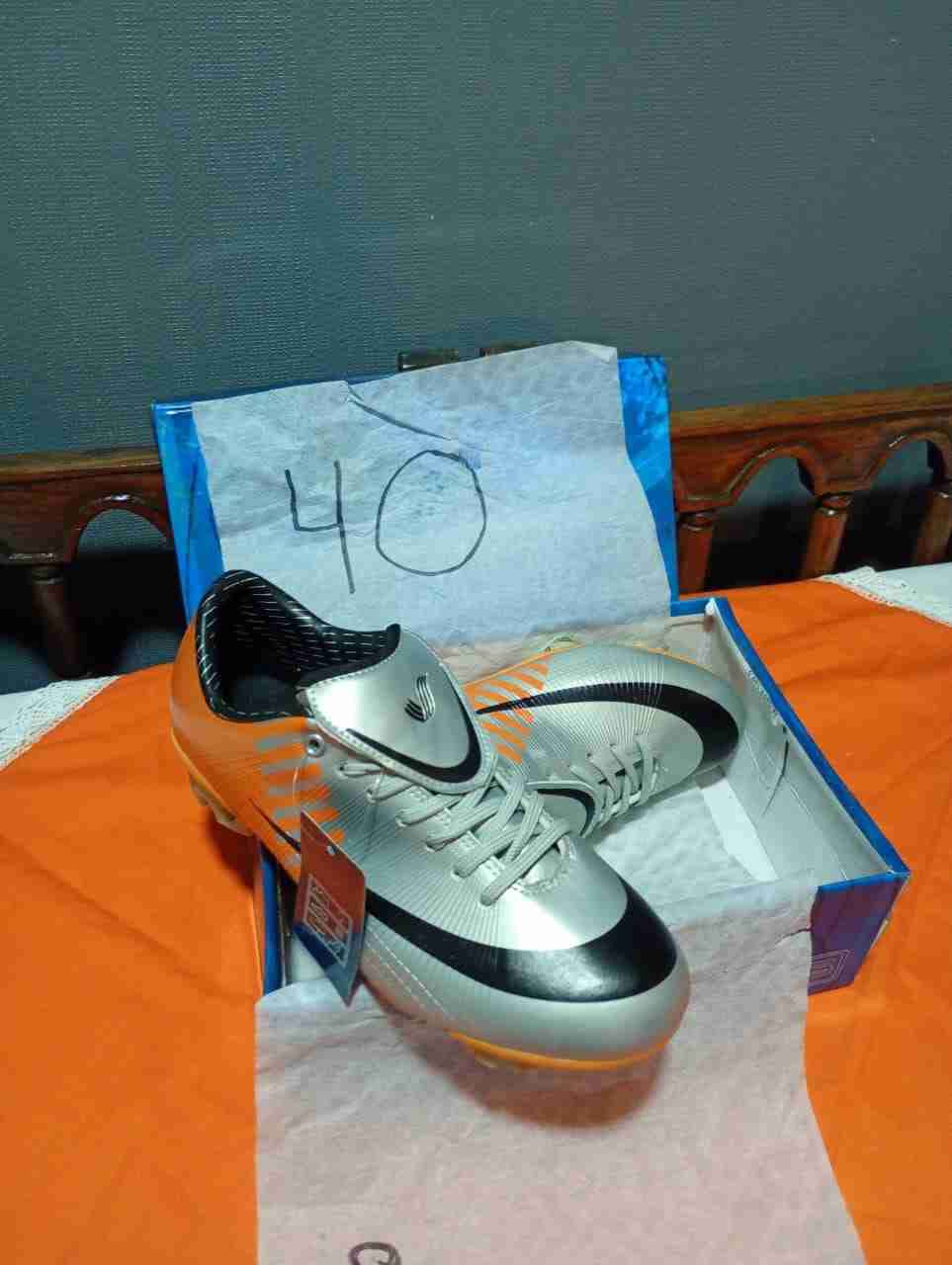 Zapatos de fútbol plateados - miniatura 5