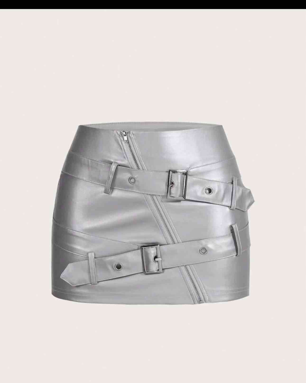 Mini falda plateada con hebillas