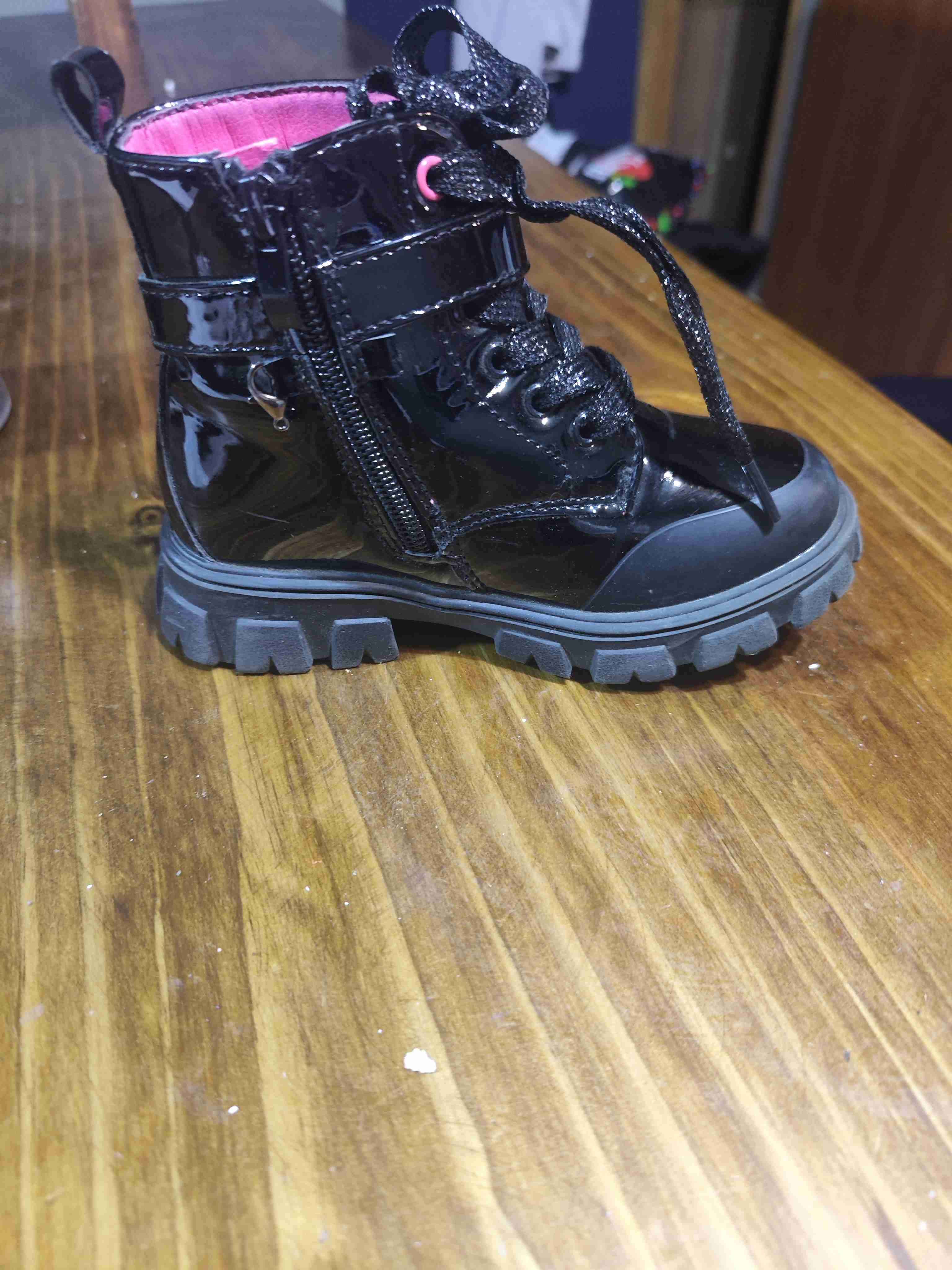 Bota negra infantil con estrella numero28 - miniatura 3