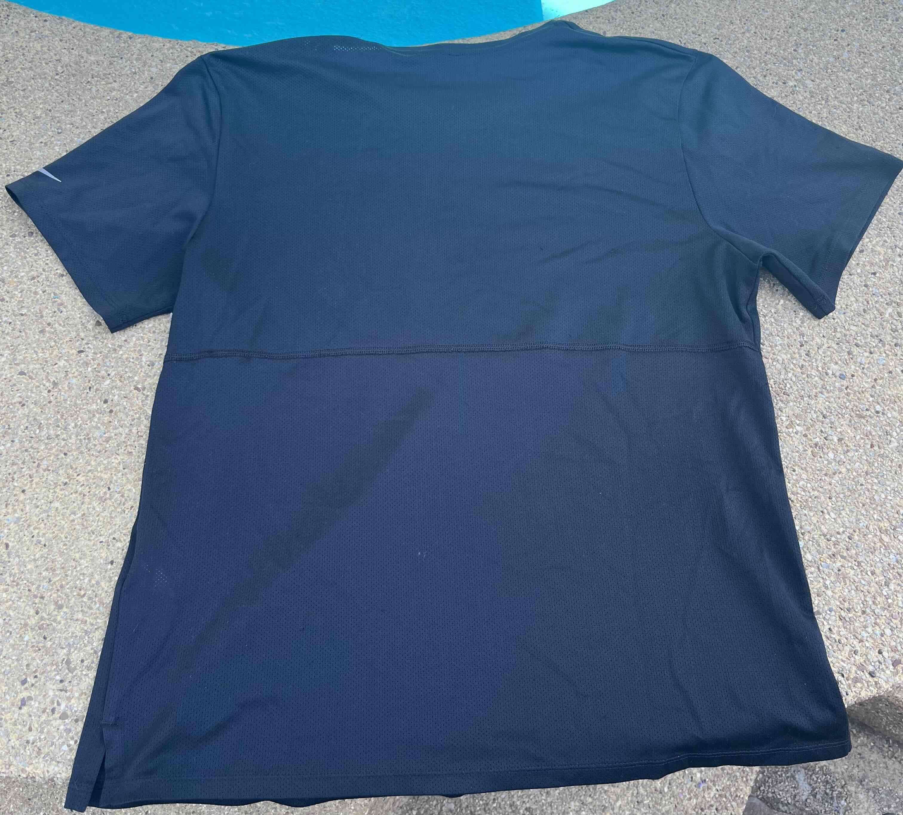 Polera negra deportiva Nike - miniatura 2
