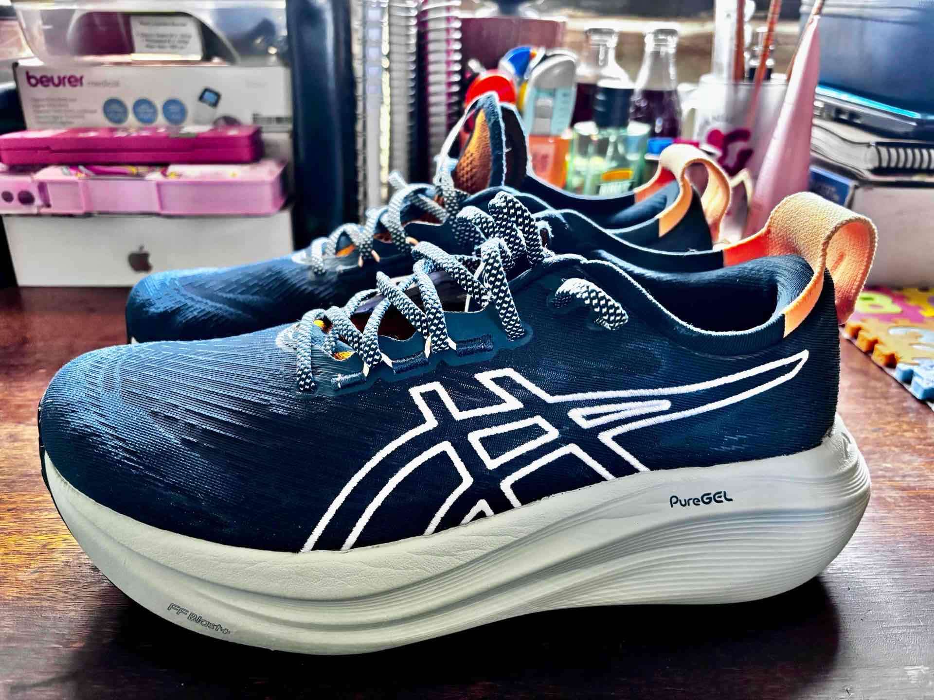 Zapatillas  azul Asics nimbus 27