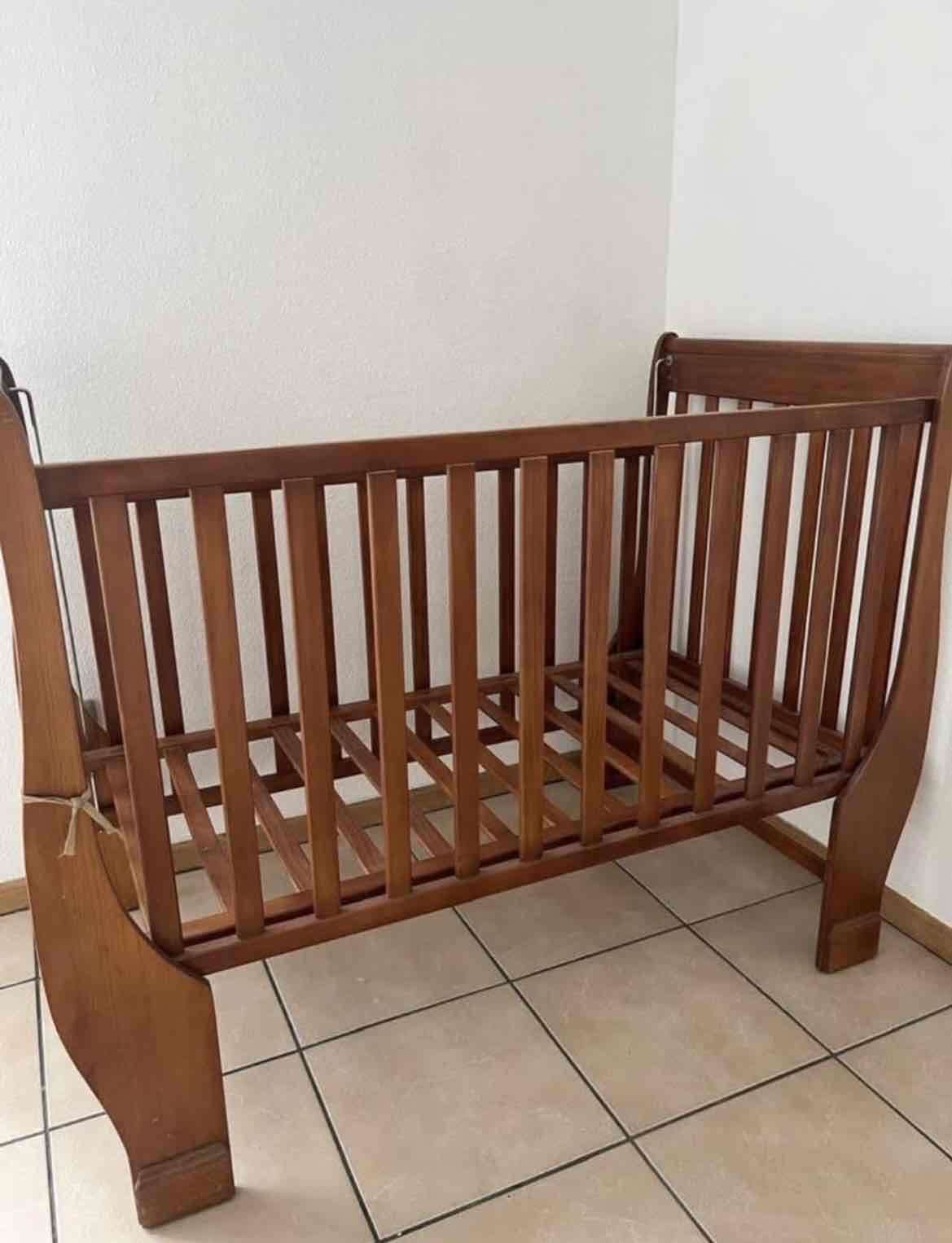 Cuna de madera café