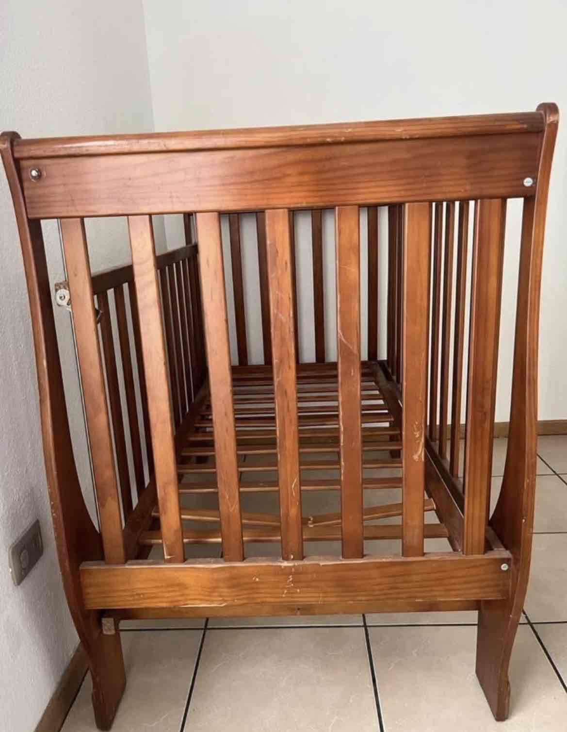 Cuna de madera café - 3