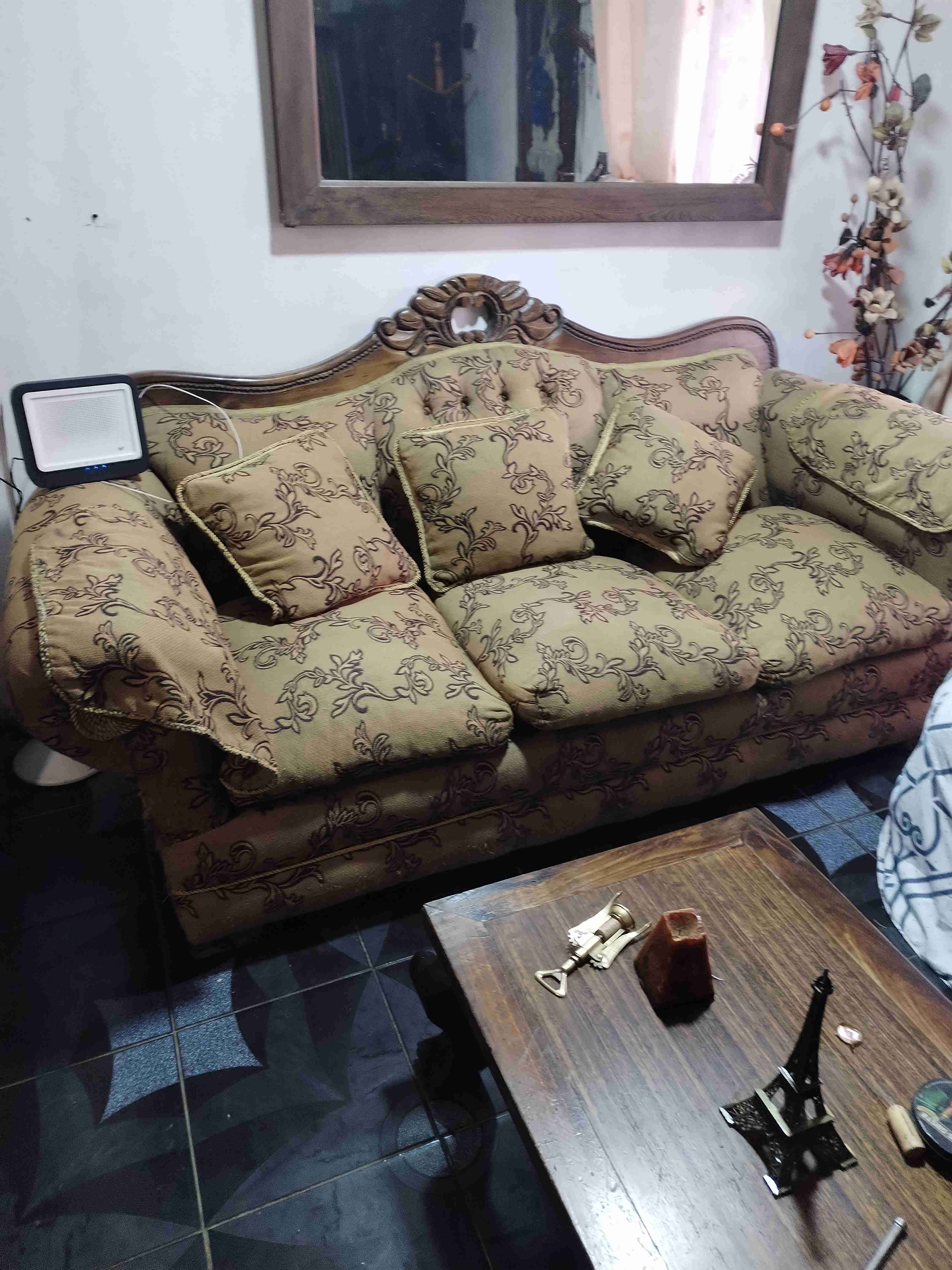 Sofá clásico con cojines