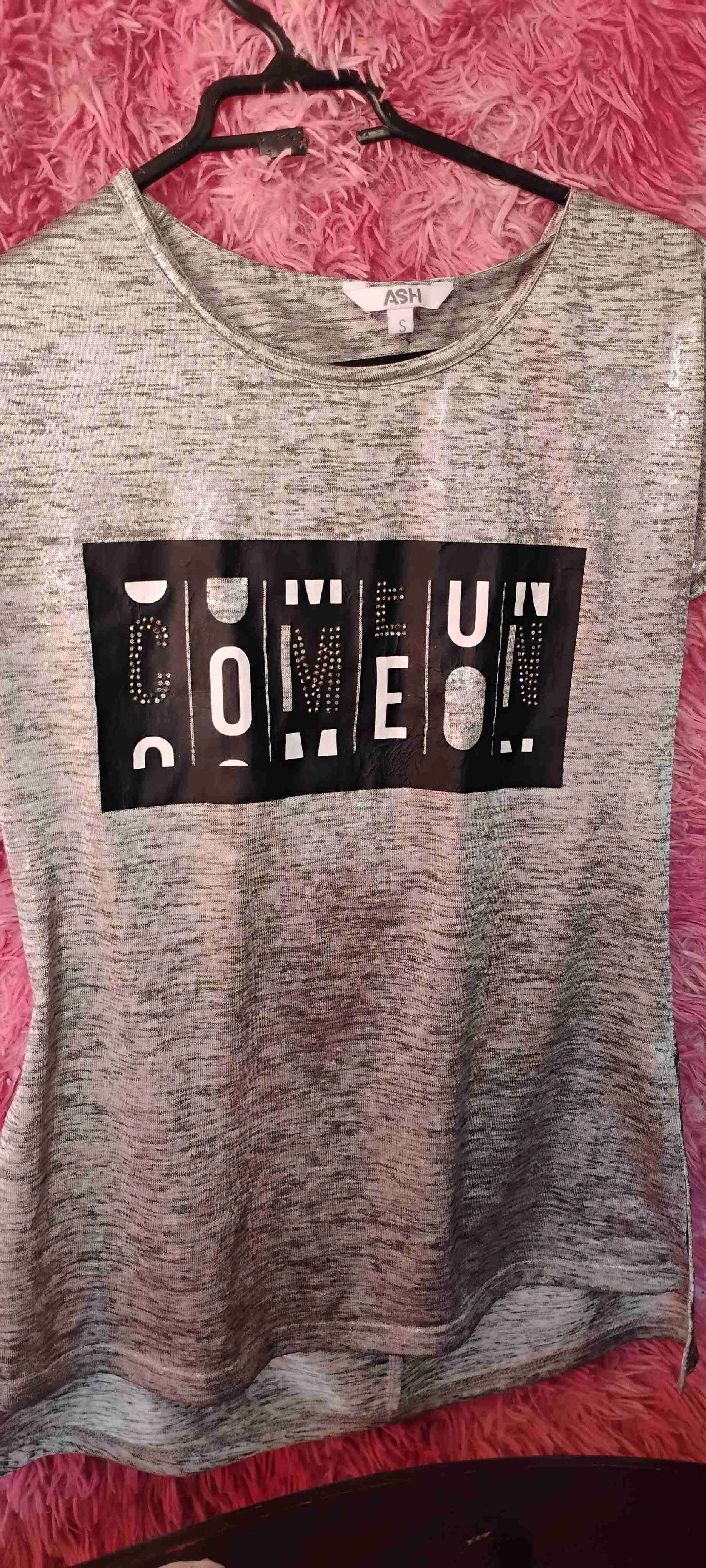 Polera gris estampada