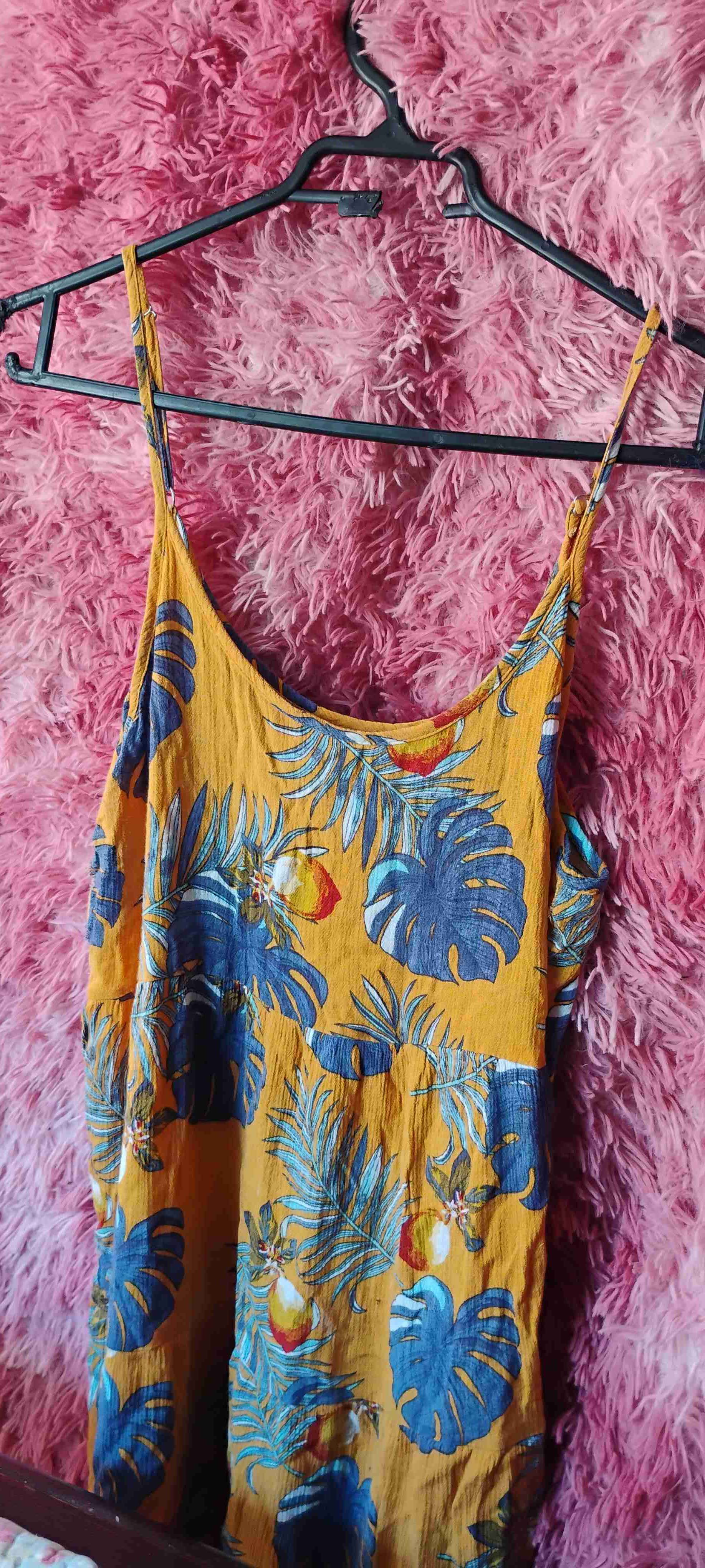 Polera amarillo estampado tropical