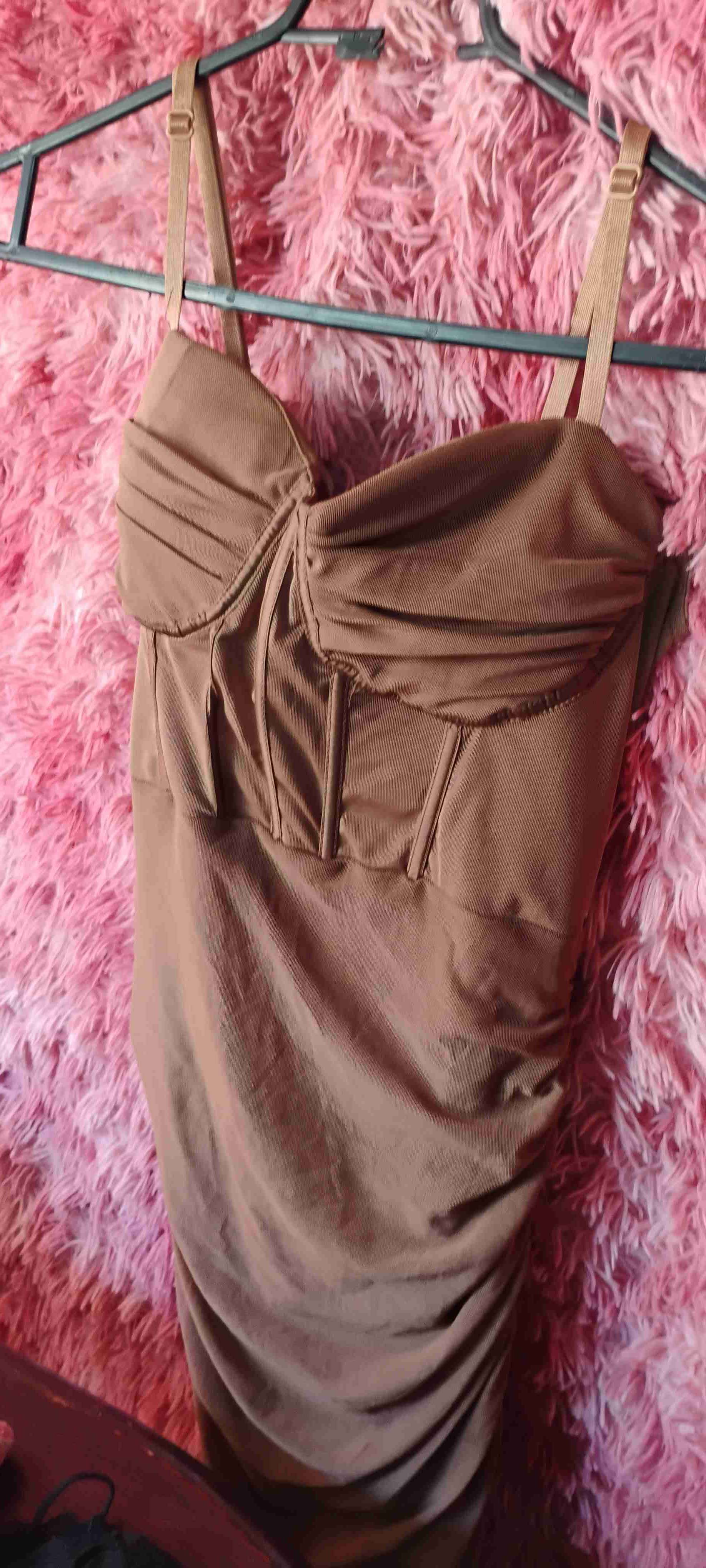 Vestido corto café elegante