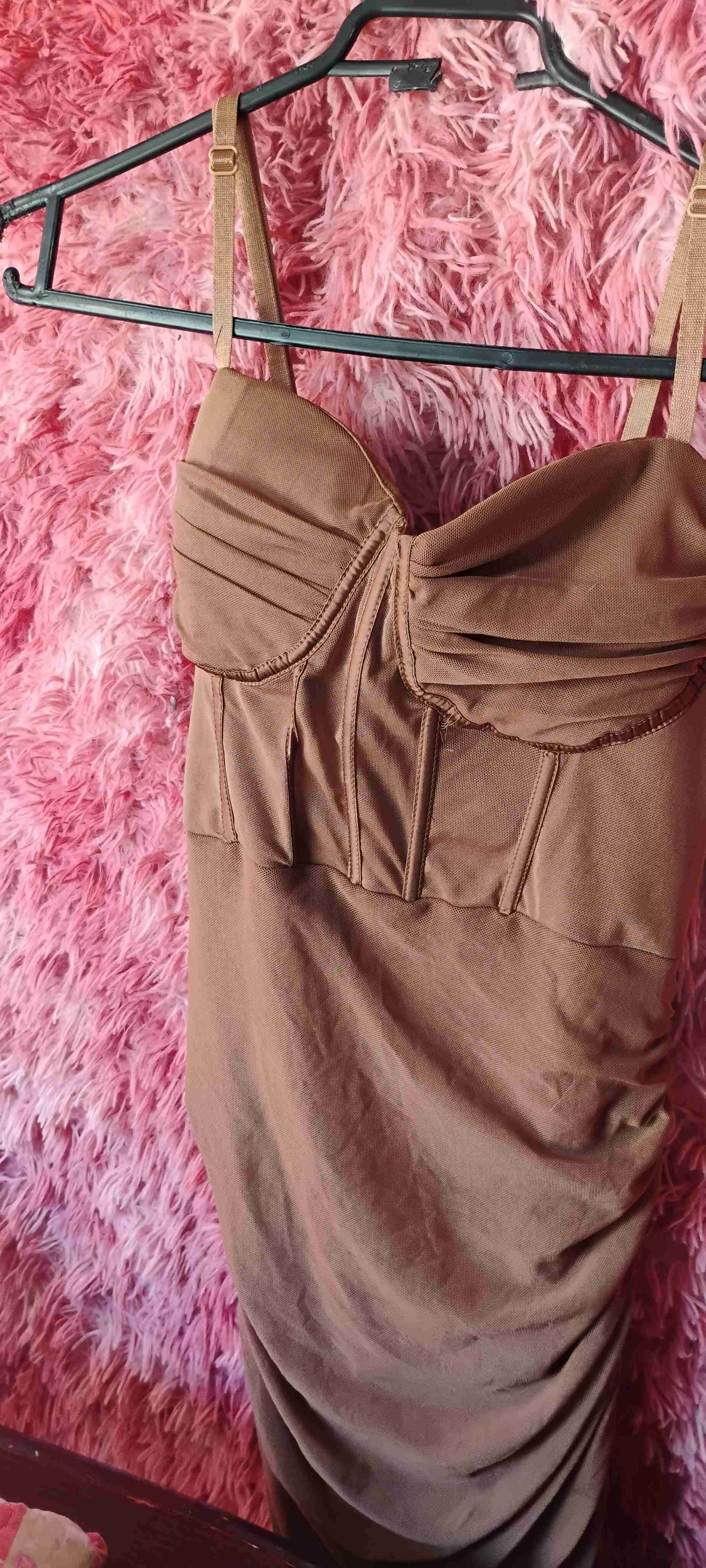 Vestido corto café elegante - miniatura 2