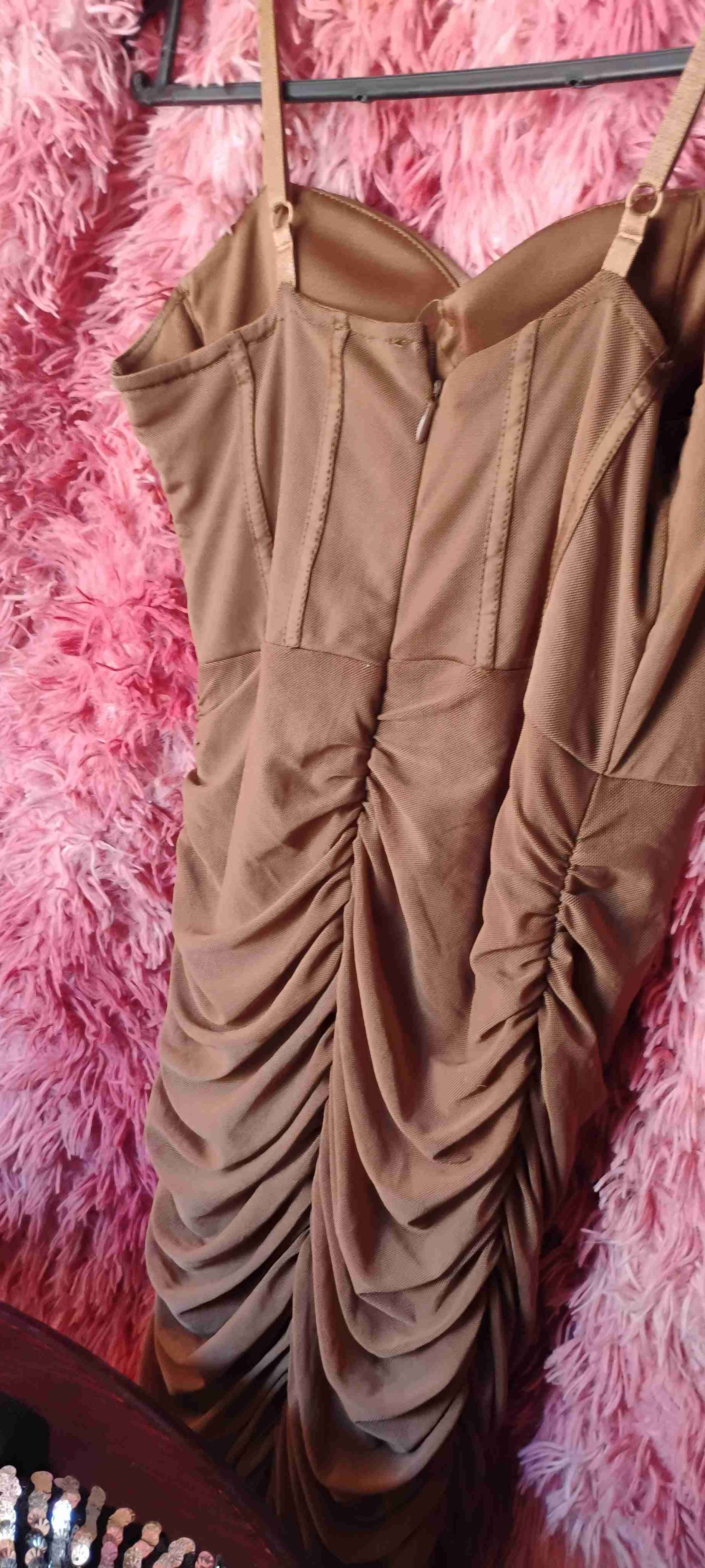 Vestido corto café elegante - miniatura 3