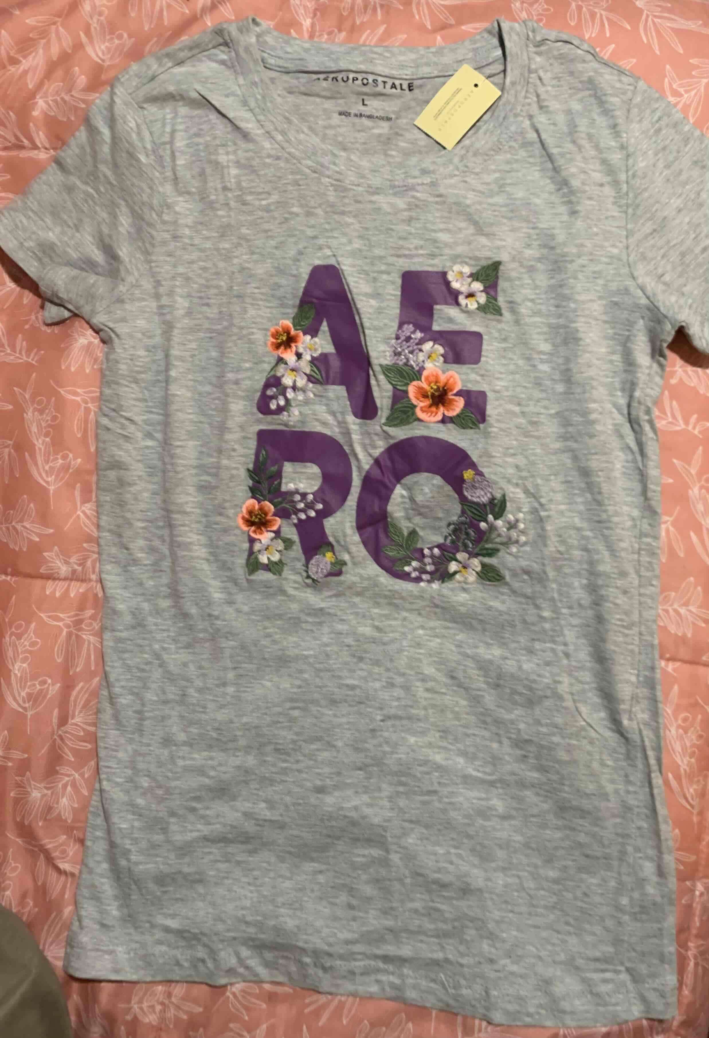 Polera Aeropostale gris con flores