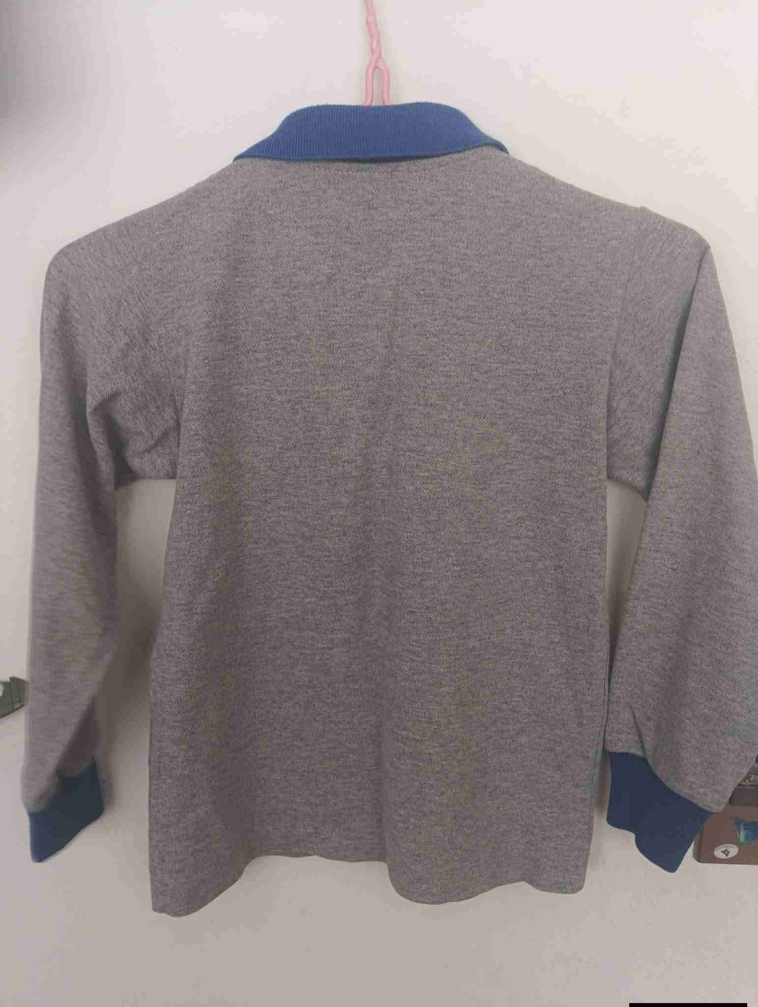 Polera escolar gris con cuello azul - miniatura 2