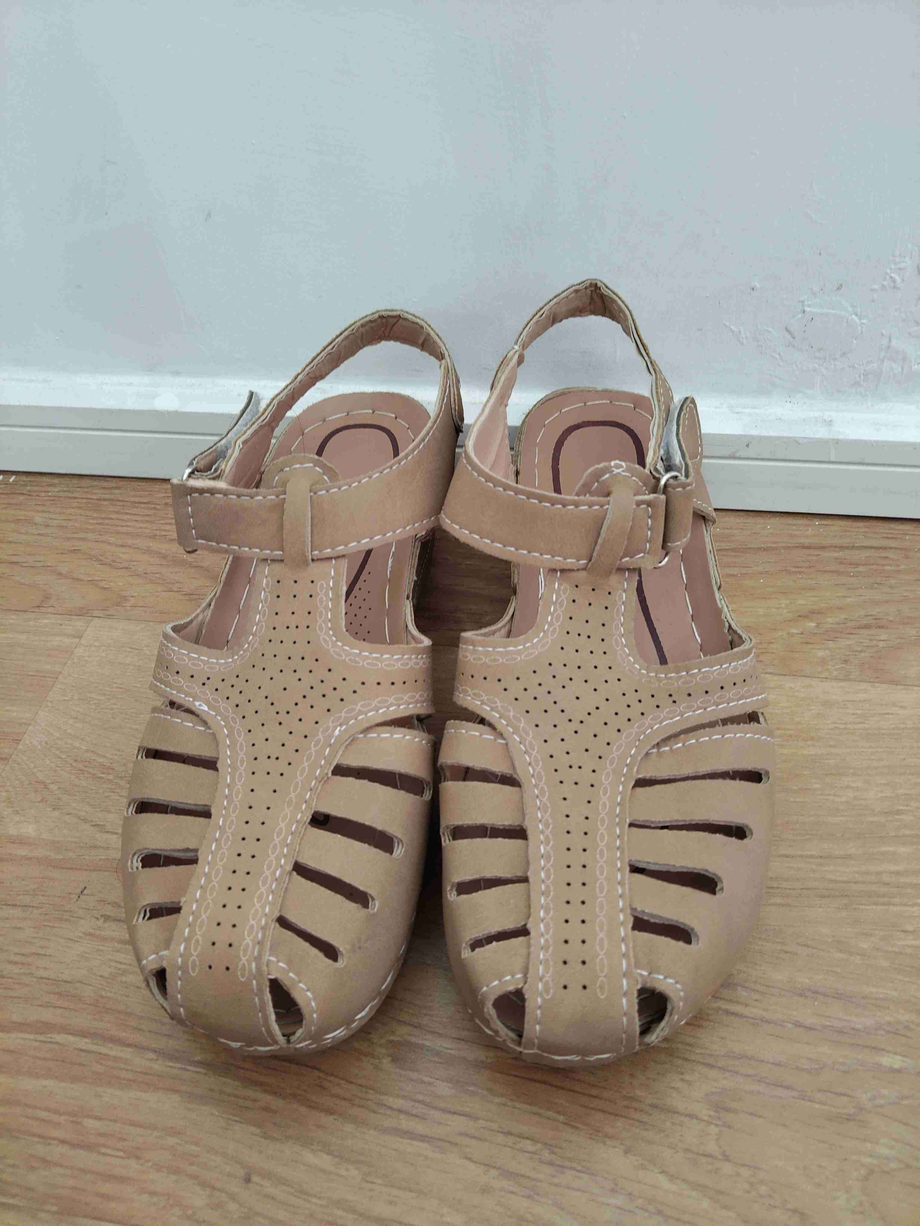Sandalias beige con talón abierto