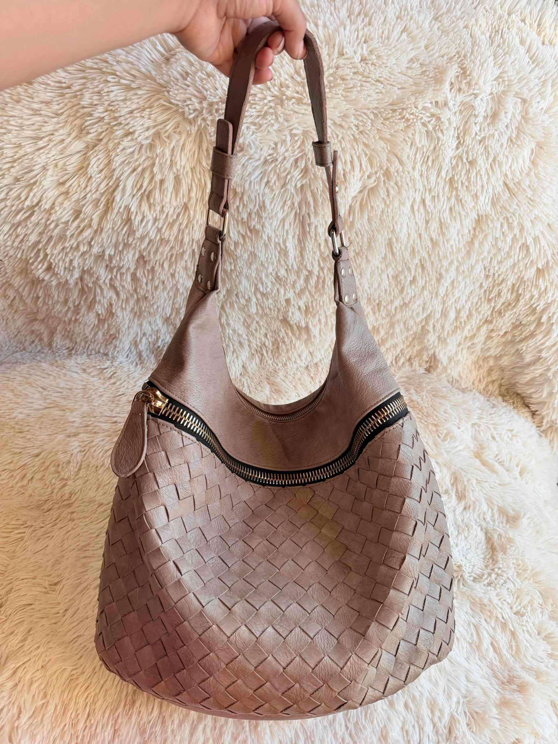 Bolso tipo hobo de la marca Madison West