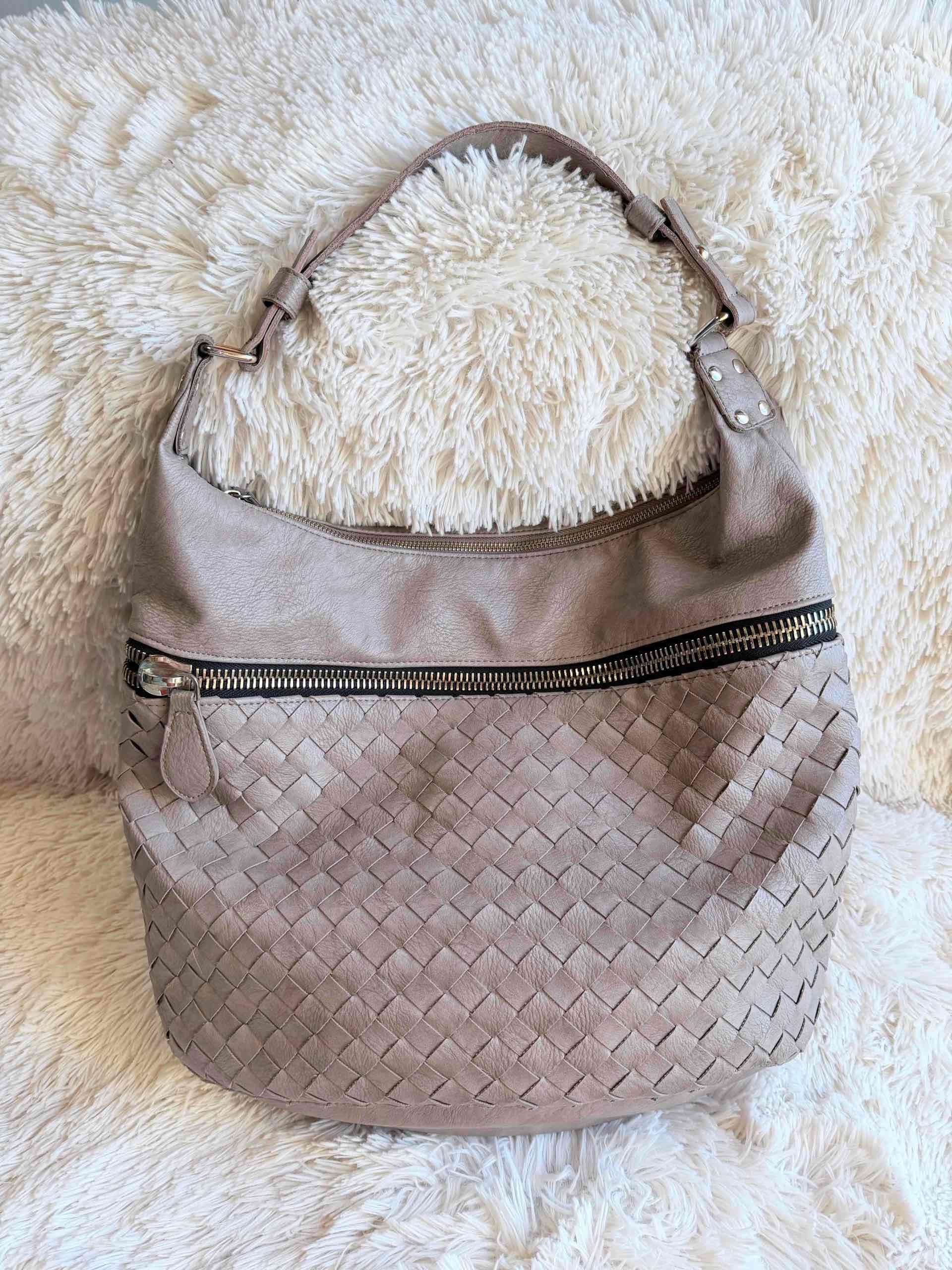 Bolso tipo hobo de la marca Madison West - miniatura 3