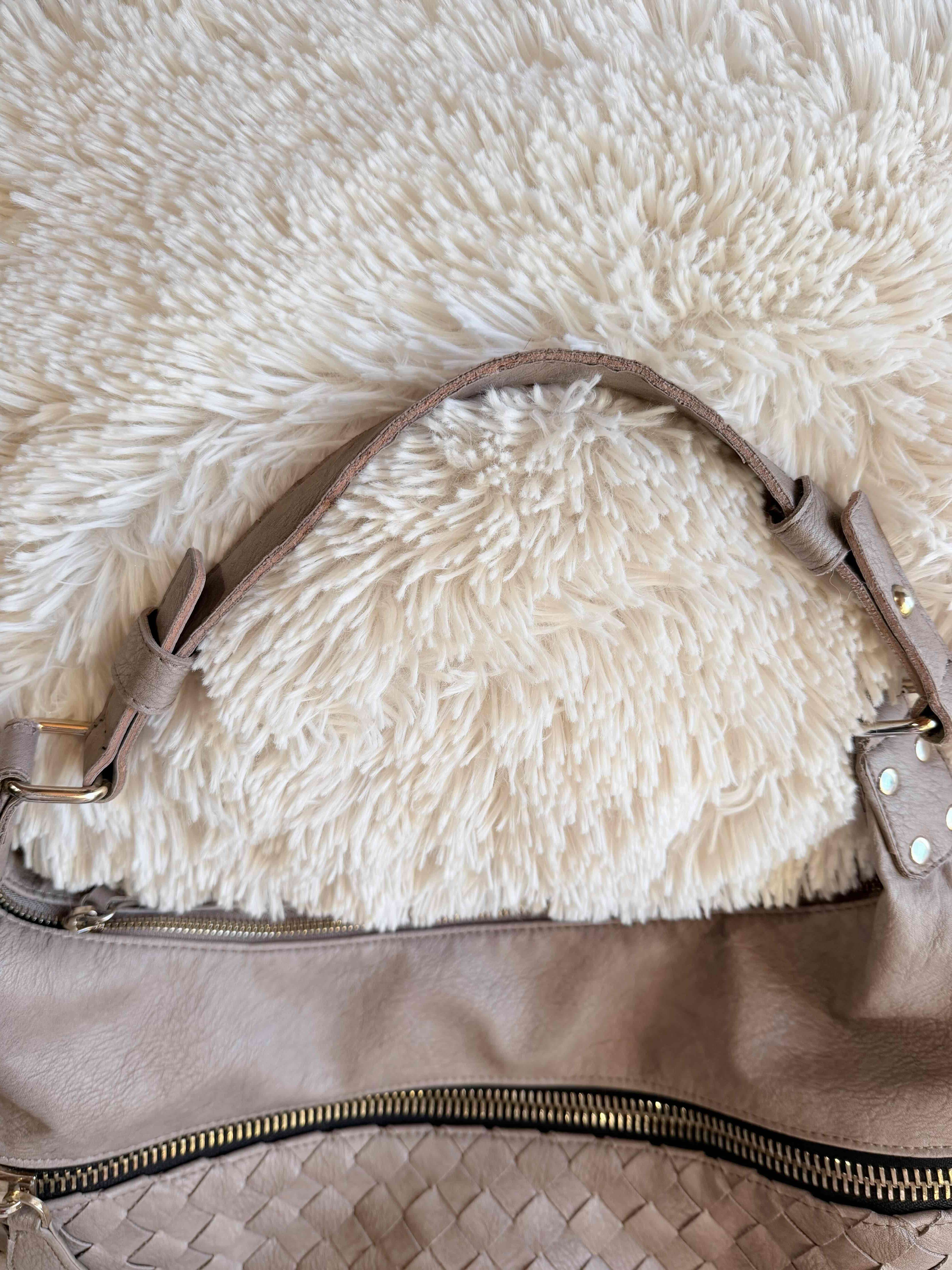 Bolso tipo hobo de la marca Madison West - miniatura 4