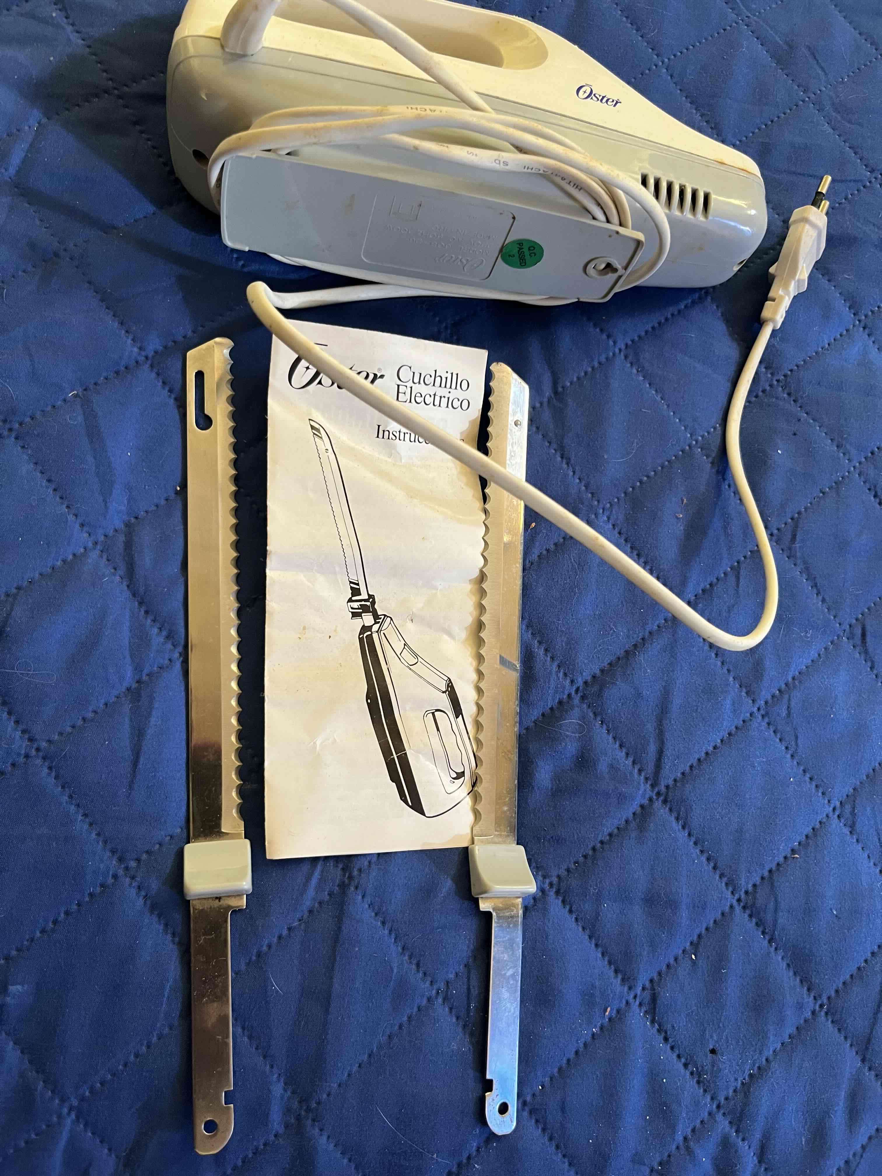 Cuchillo eléctrico Oster con accesorios