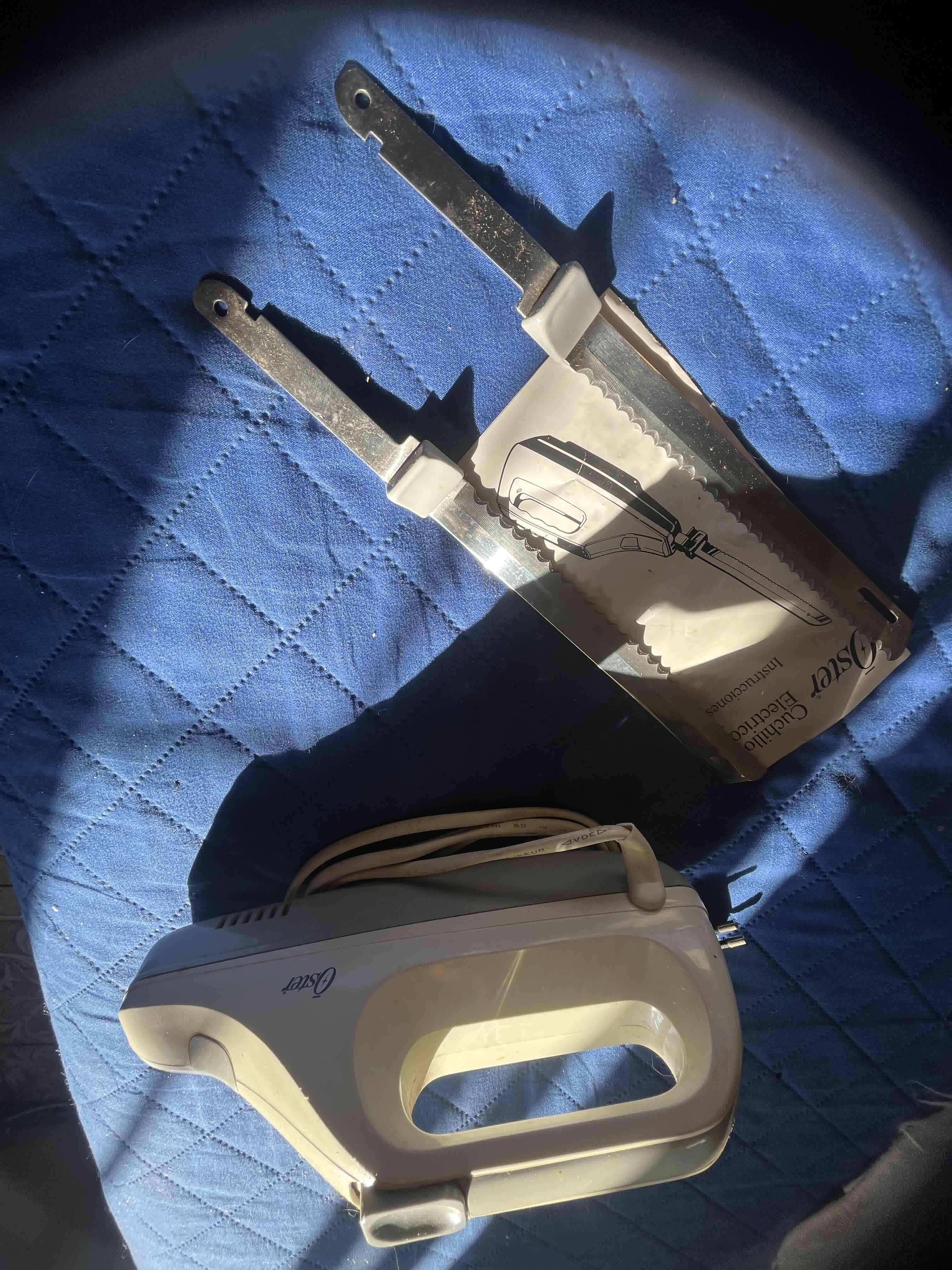 Cuchillo eléctrico Oster con accesorios - miniatura 2