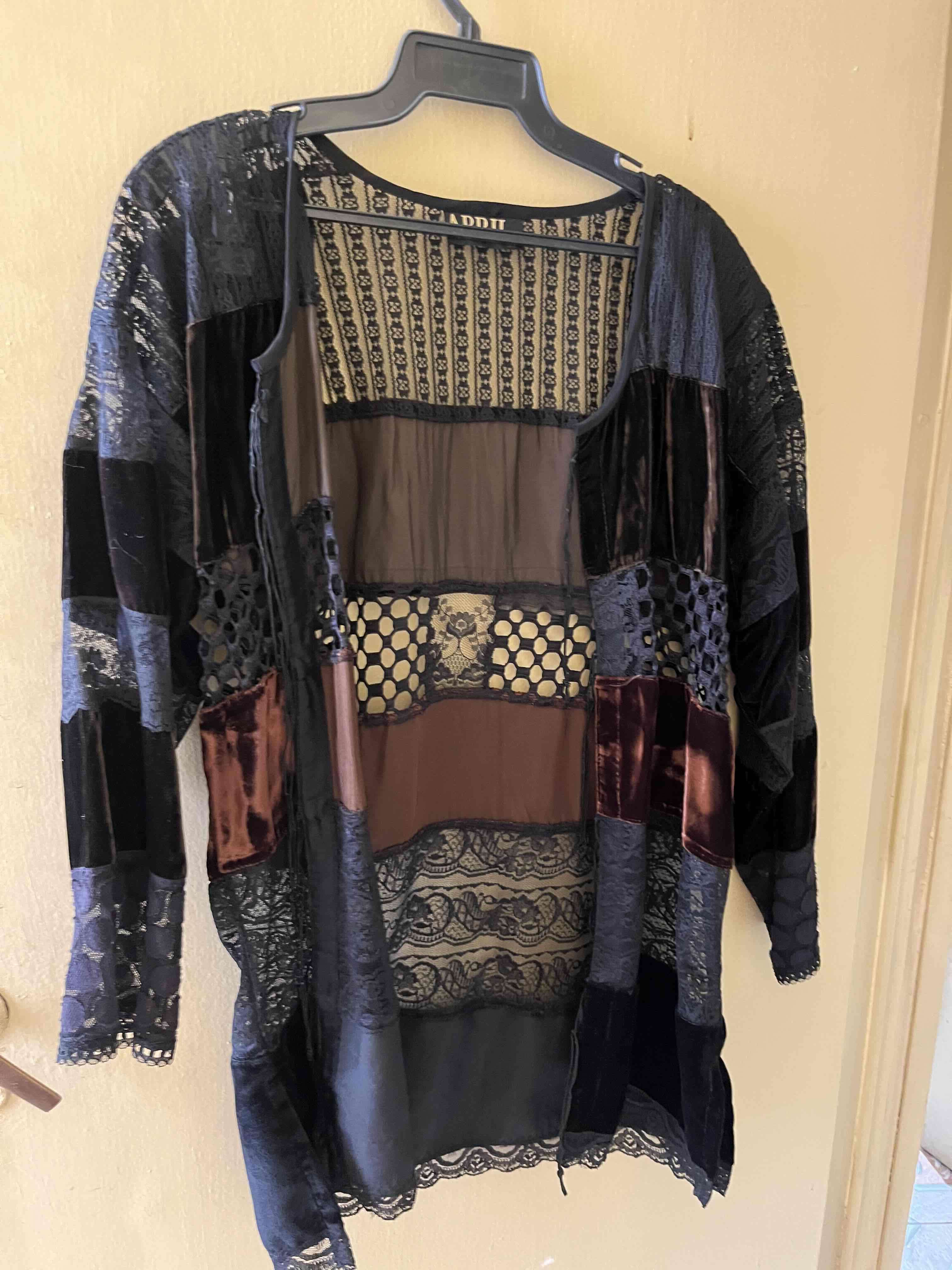 Kimono bohemio de encaje negro