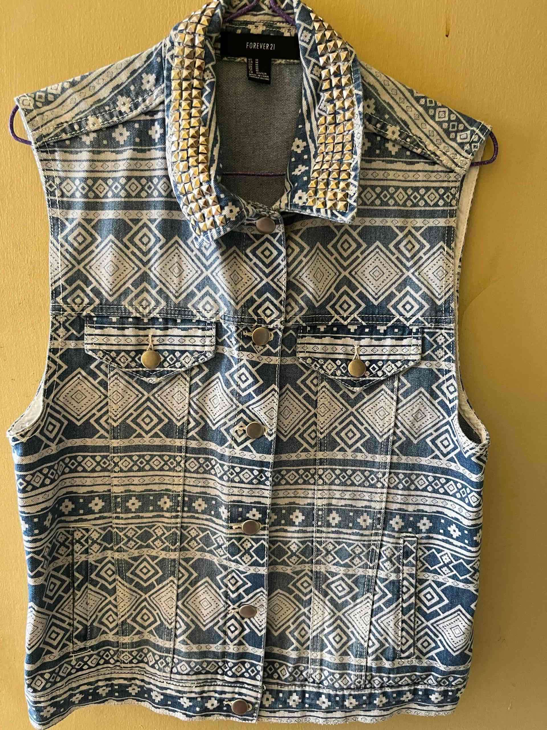 Chaleco de mezclilla con tachas