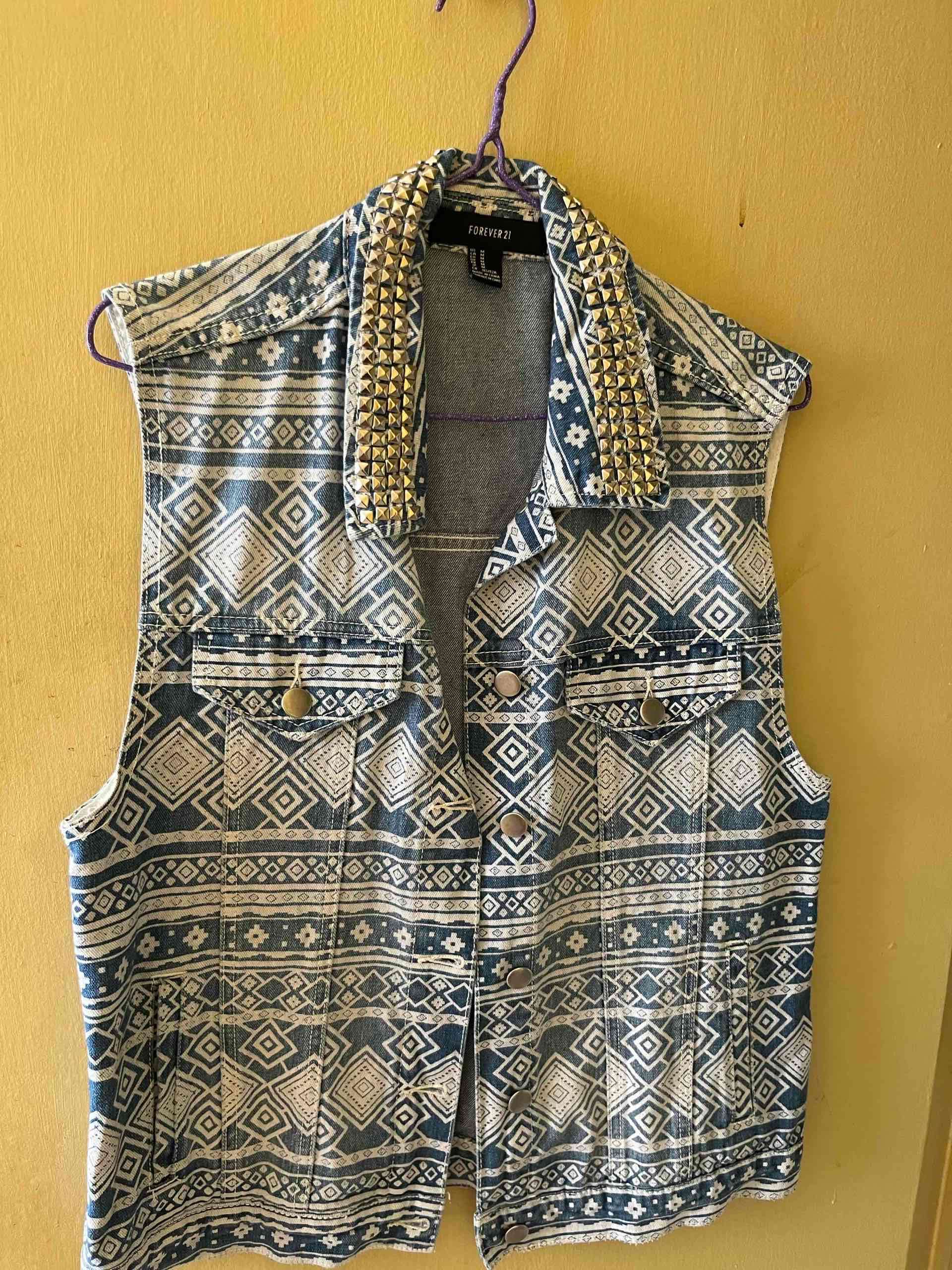 Chaleco de mezclilla con tachas - miniatura 2