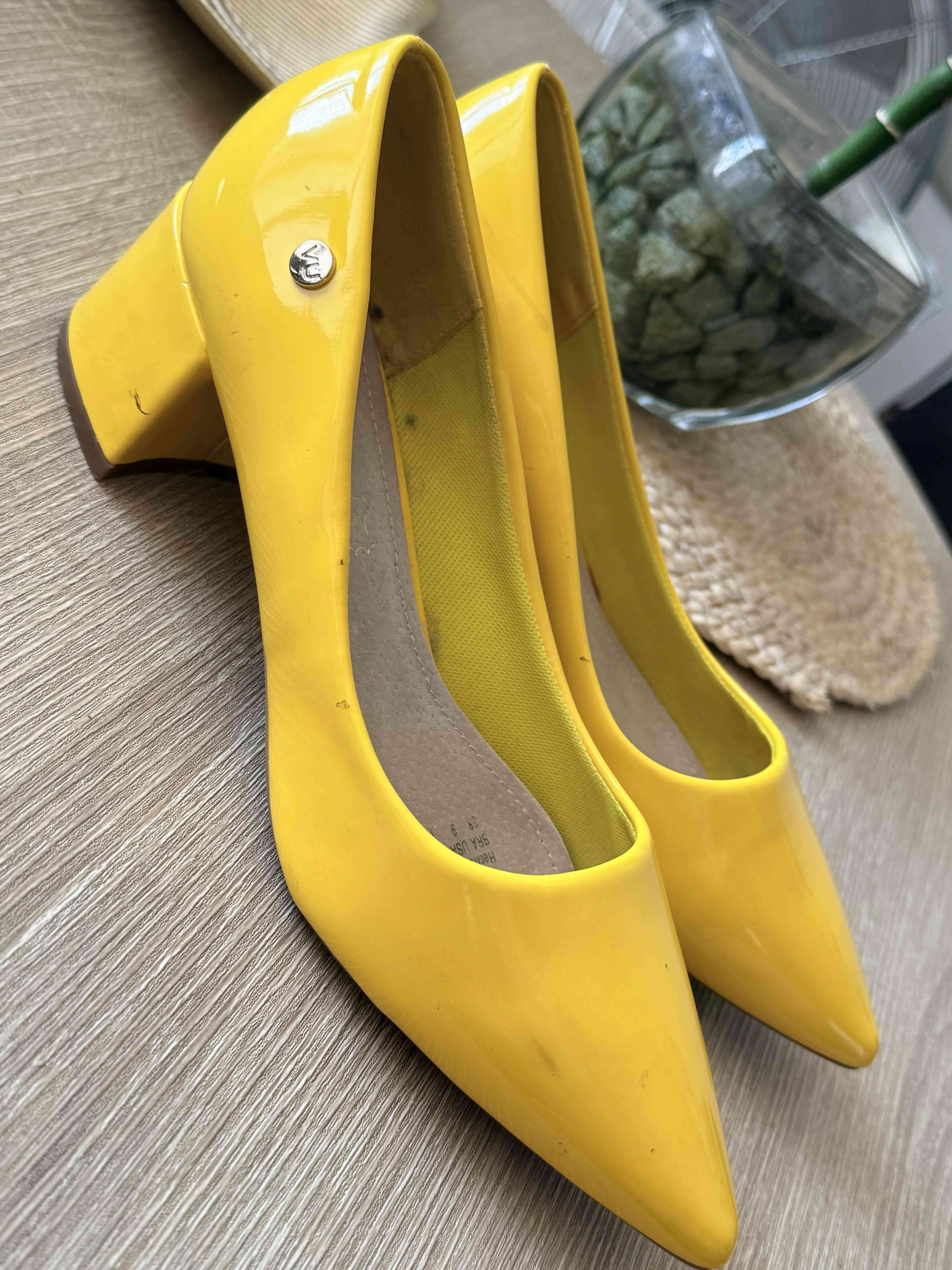 Tacones amarillos con bloque