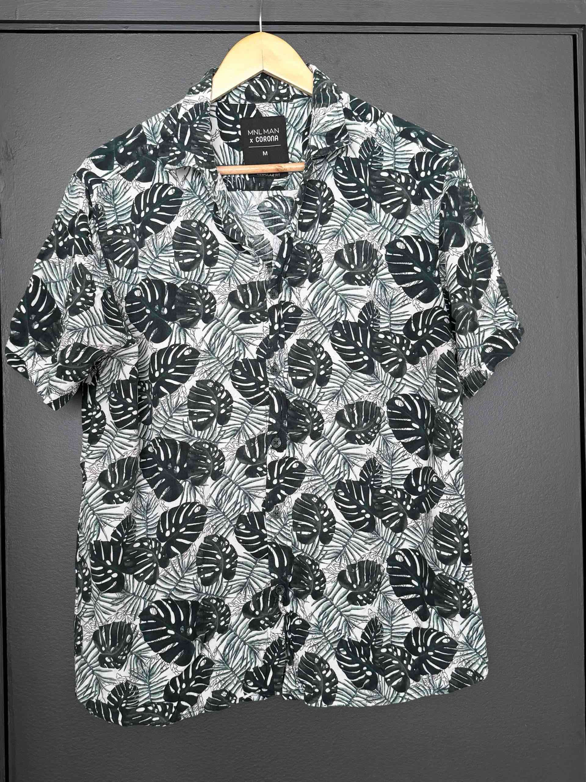 Camisa estampada hojas tropicales