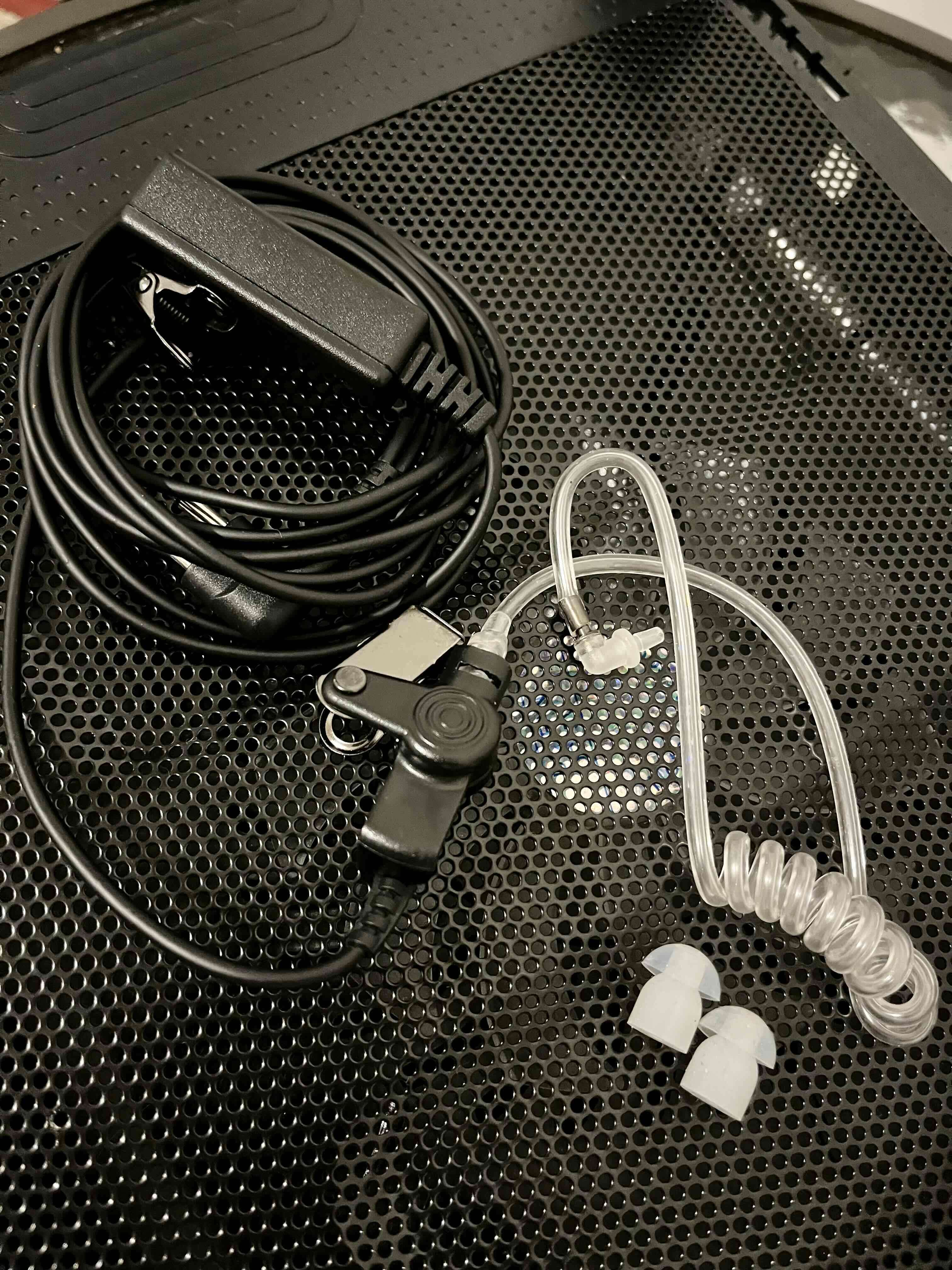 Audífono táctico con tubo acústico