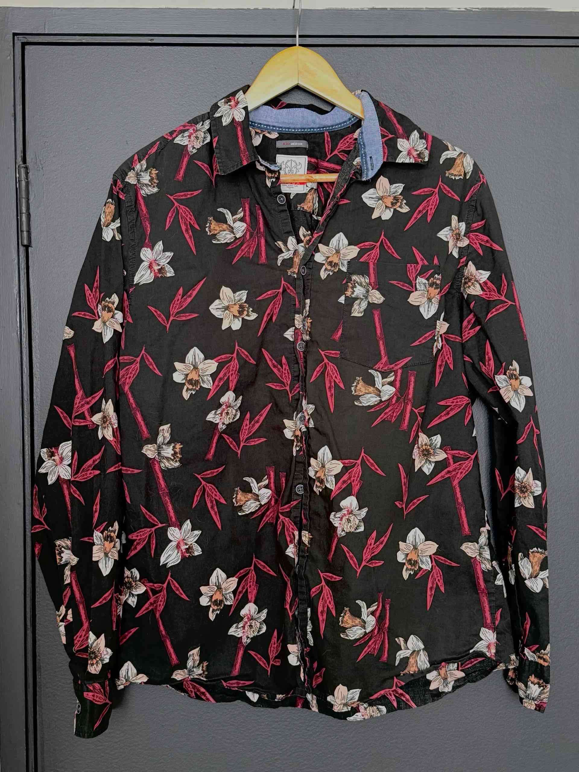 Camisa de flores negro y rojo
