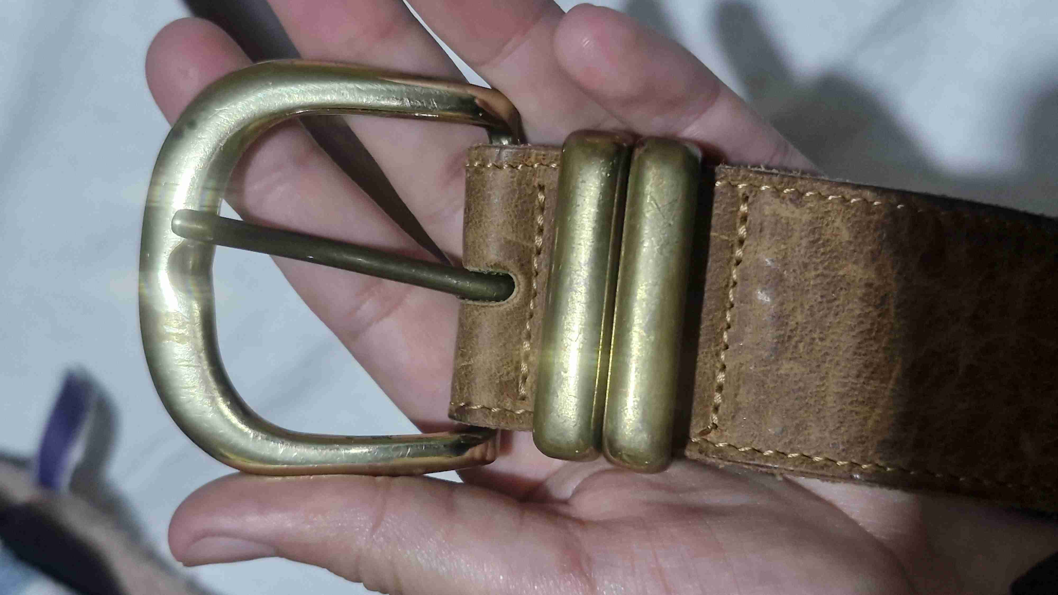 Cinturón de cuero con hebilla dorada