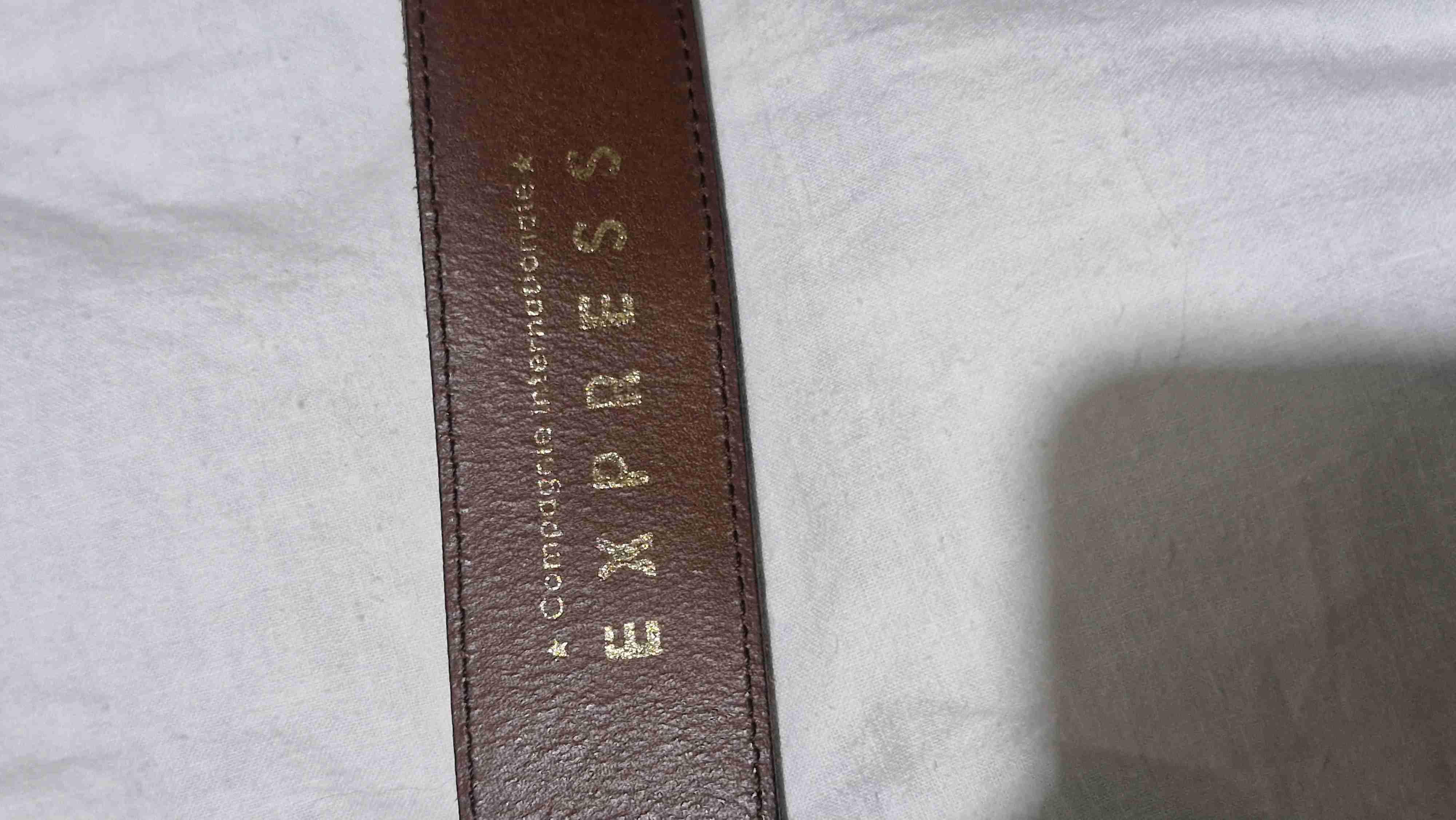 Cinturón de cuero con hebilla dorada - miniatura 2