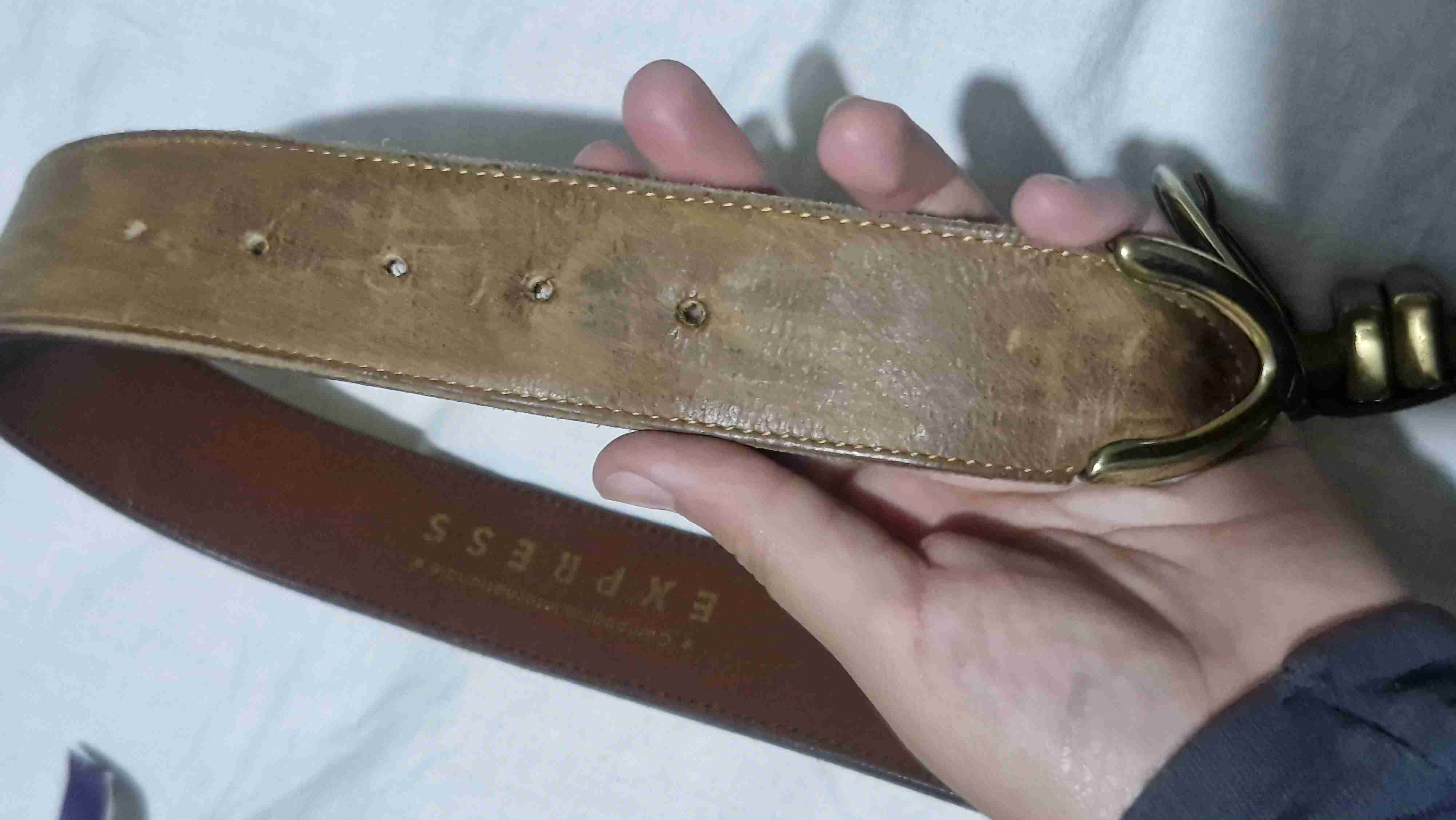 Cinturón de cuero con hebilla dorada - miniatura 3