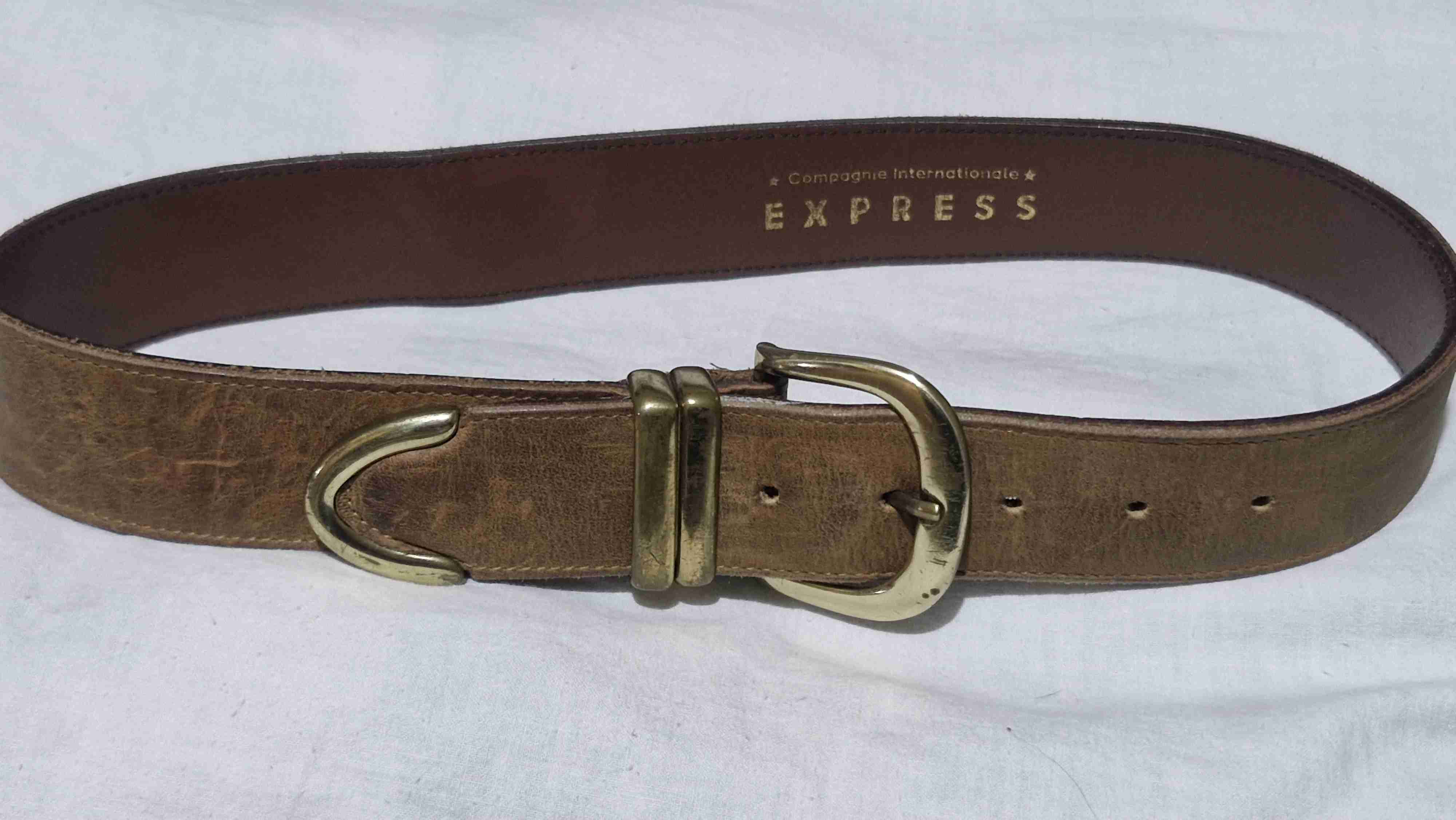 Cinturón de cuero con hebilla dorada - miniatura 4