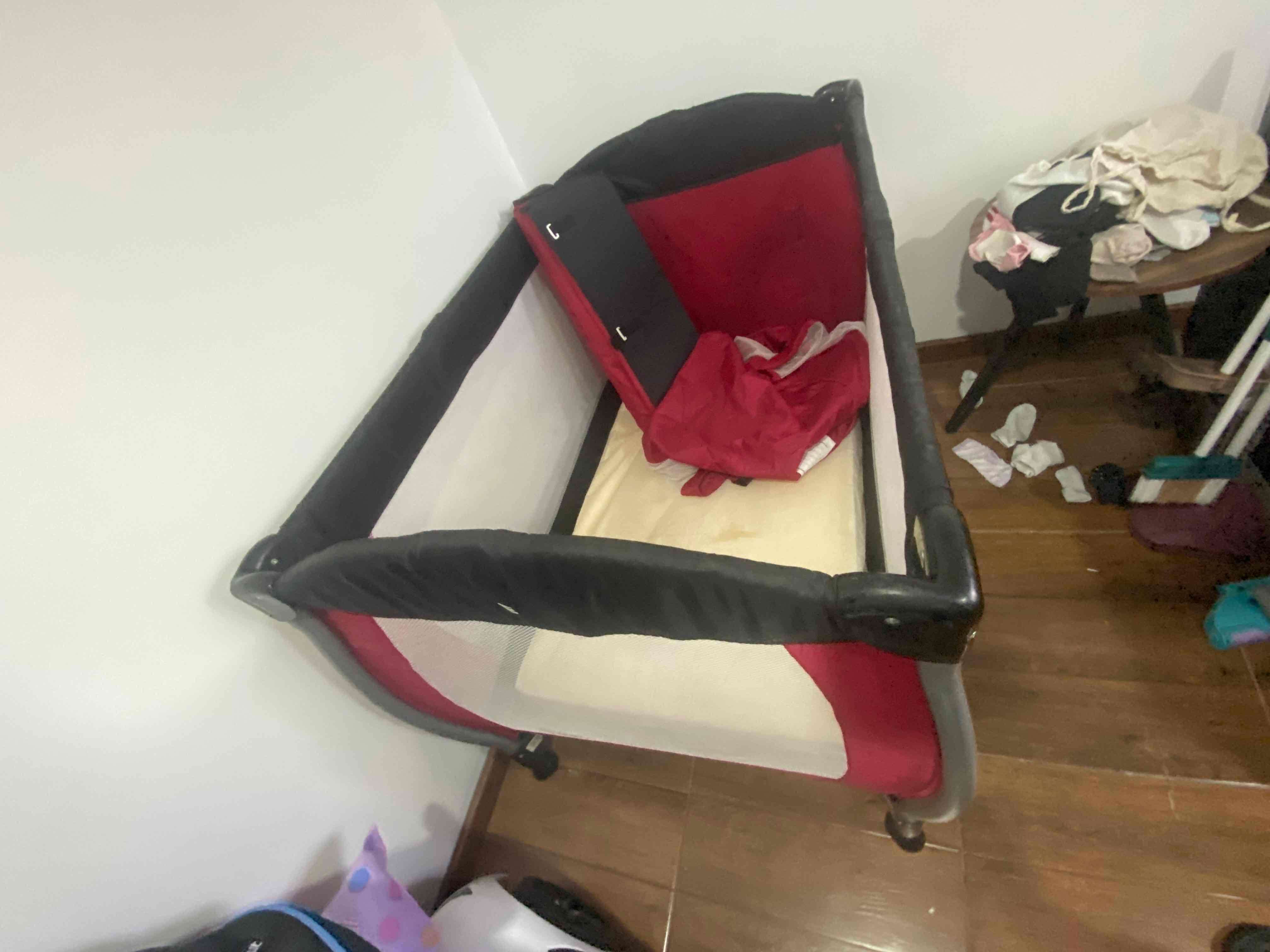 Cuna corral portátil negro y rojo