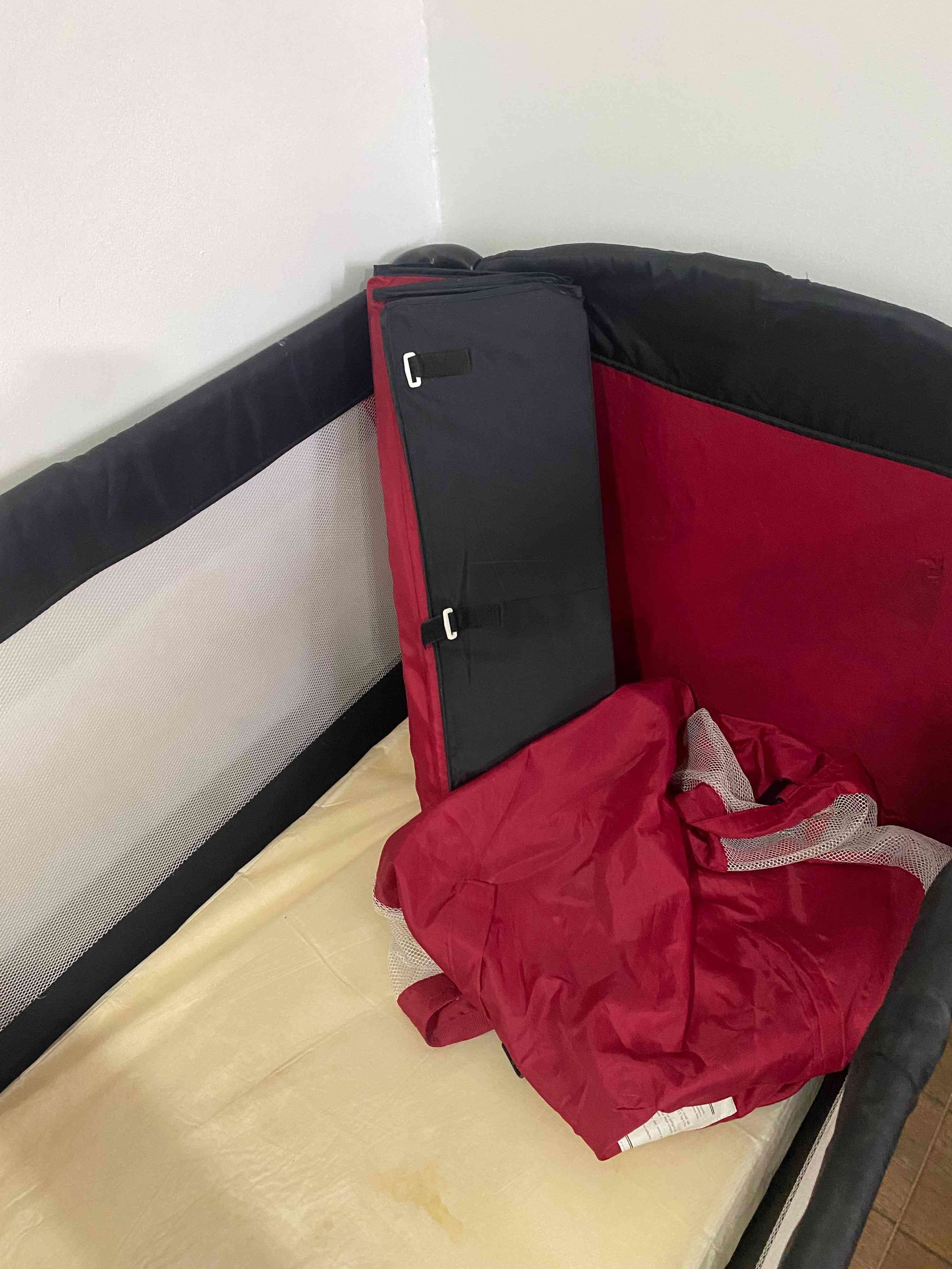 Cuna corral portátil negro y rojo - 3