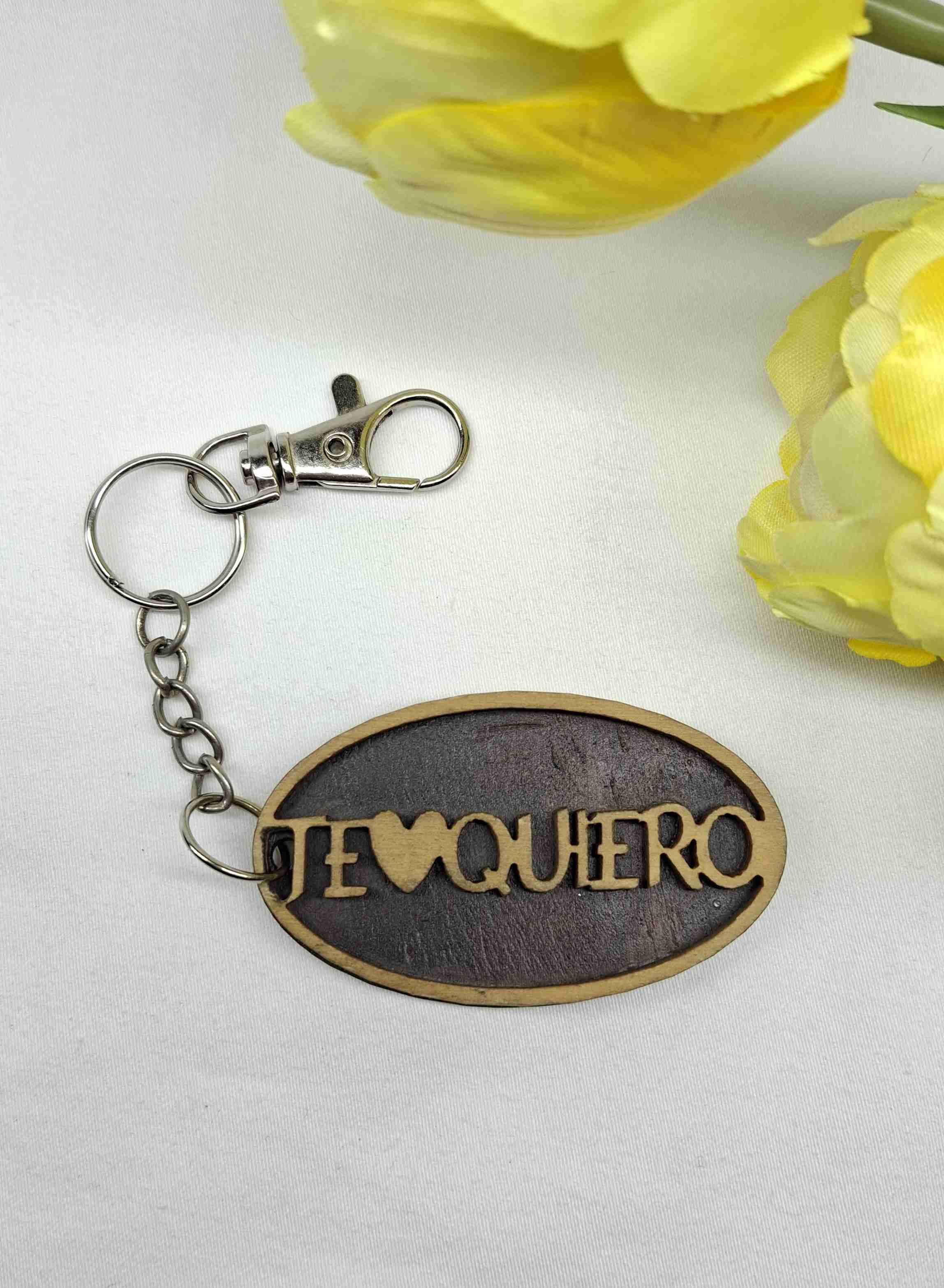 Llavero con dijes variados - miniatura 2