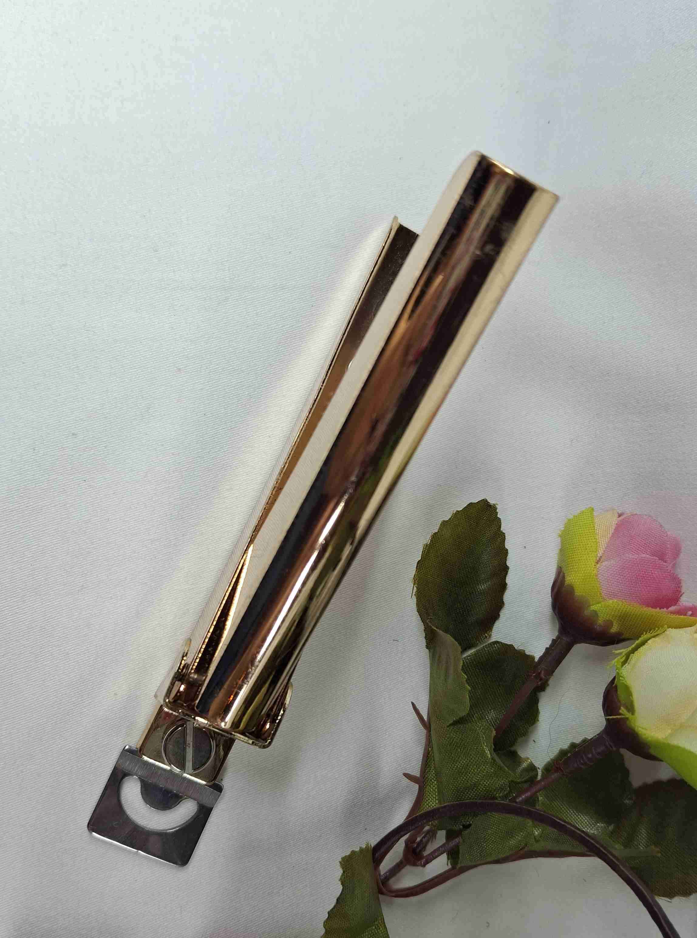 Tijera con agarre ergonómico