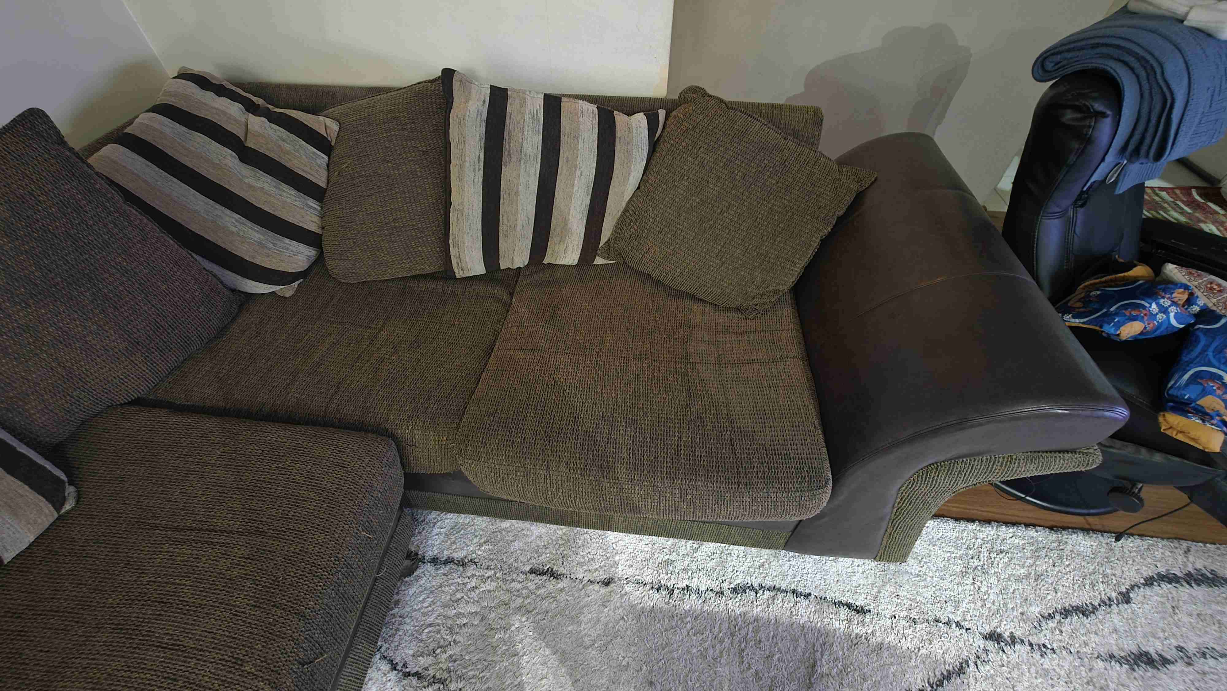 Sofá esquinero con cojines