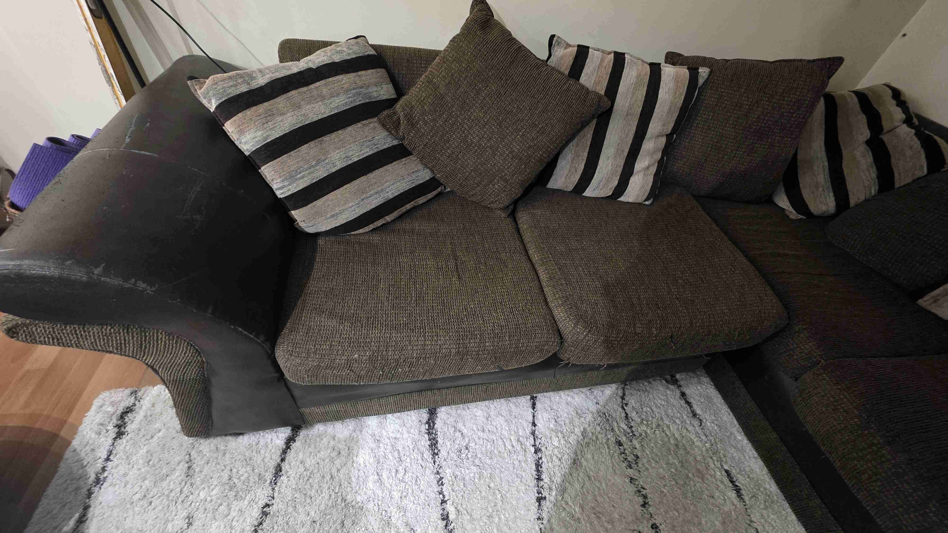 Sofá esquinero con cojines - miniatura 2