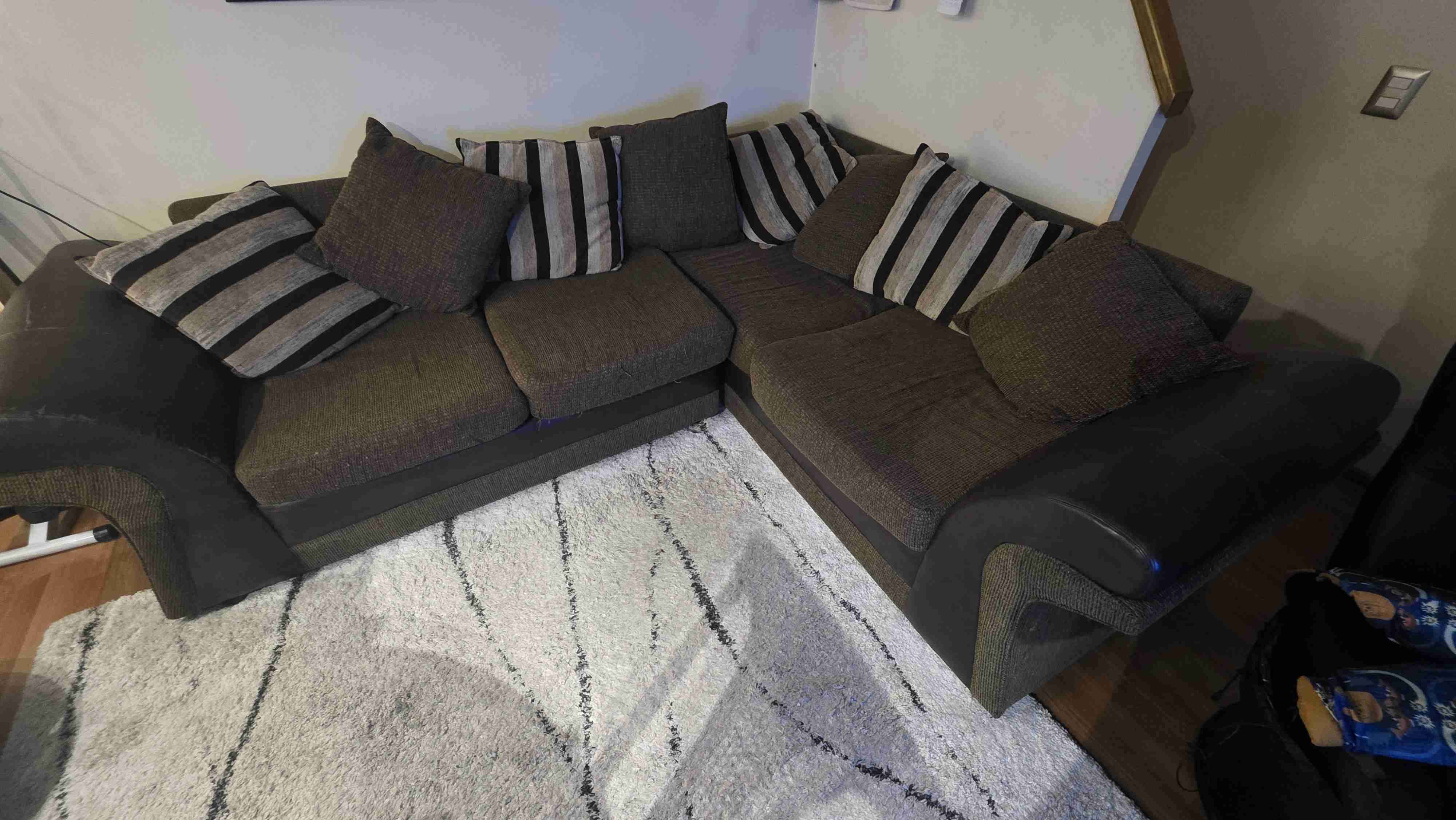 Sofá esquinero con cojines - miniatura 3