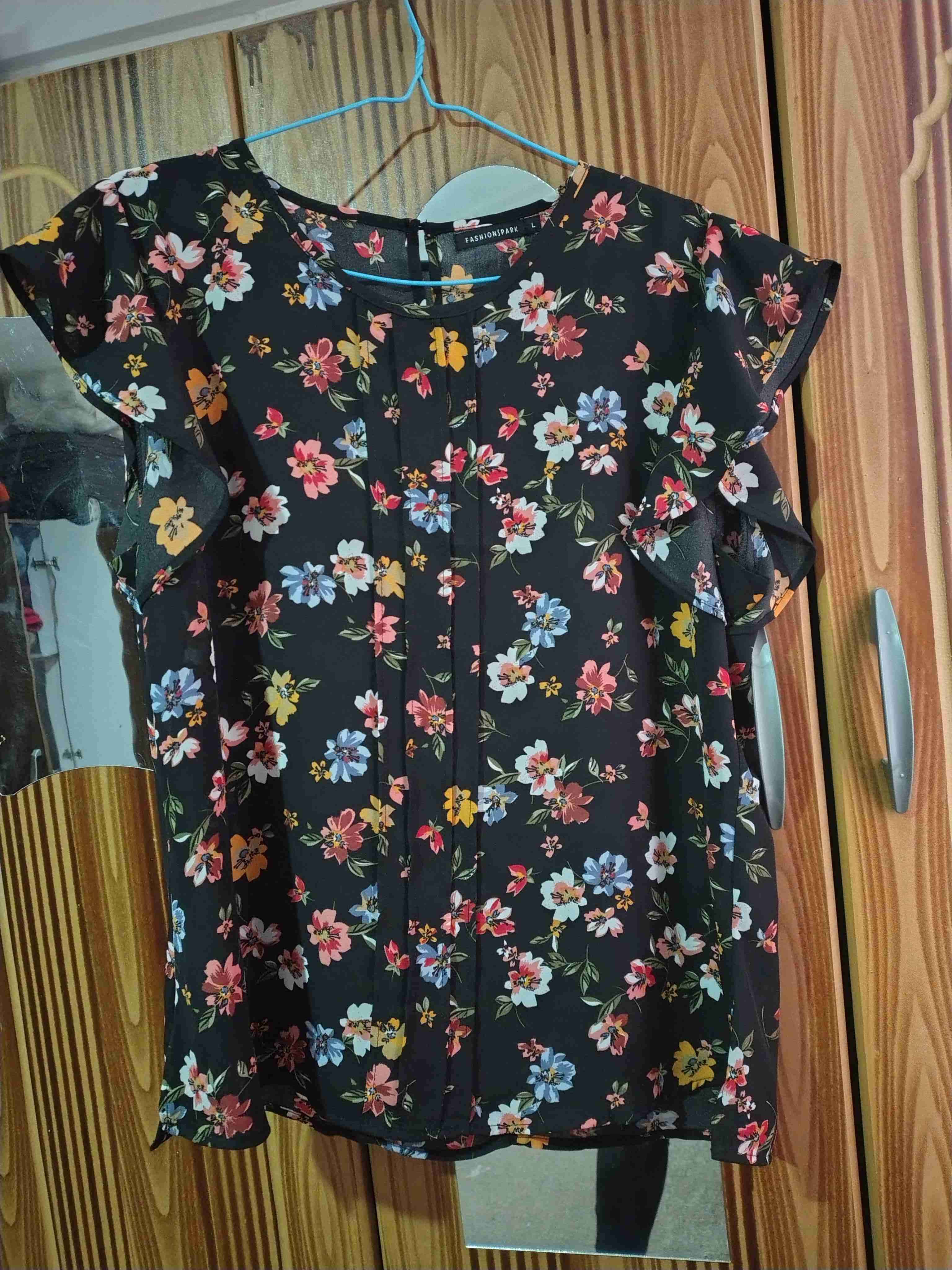 Blusa negra floral