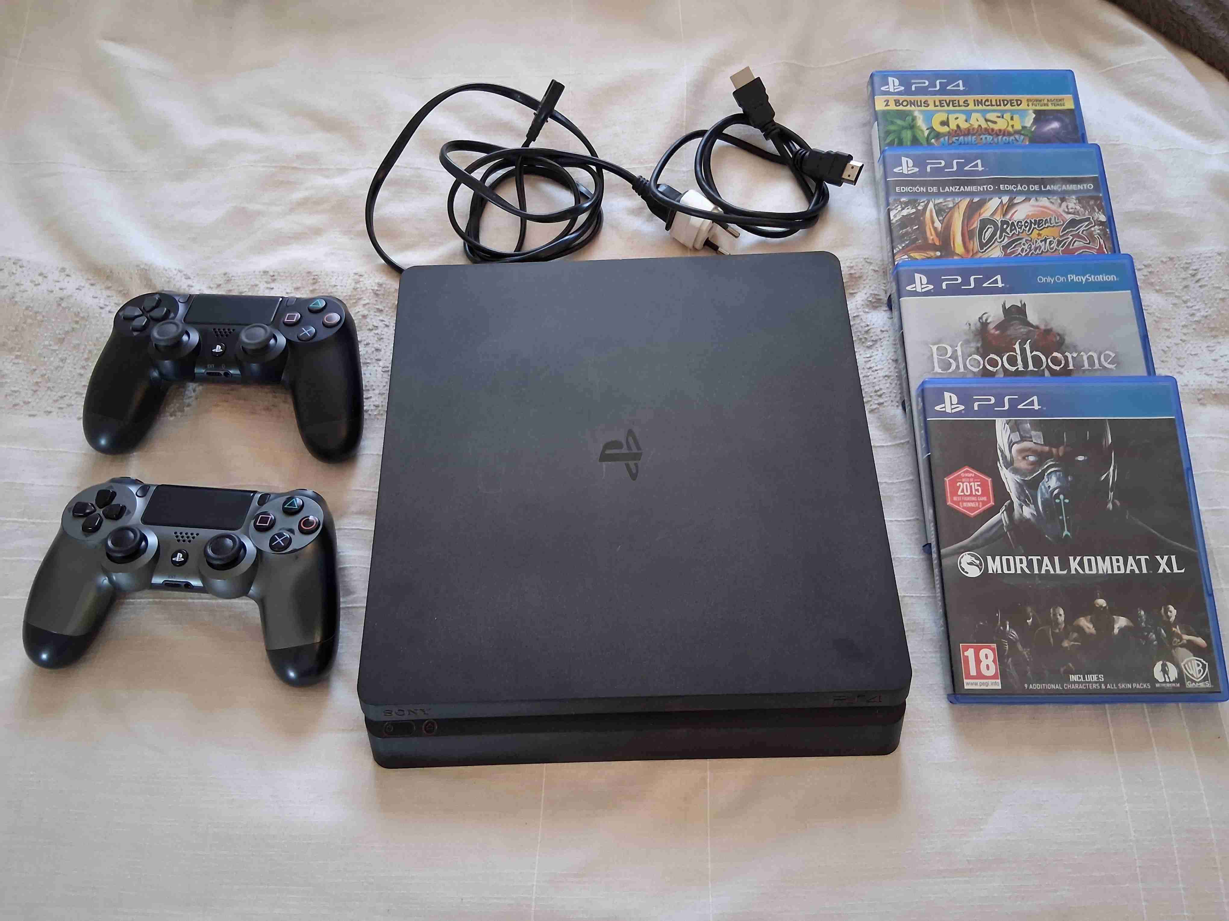 Consola PS4 con juegos y mandos