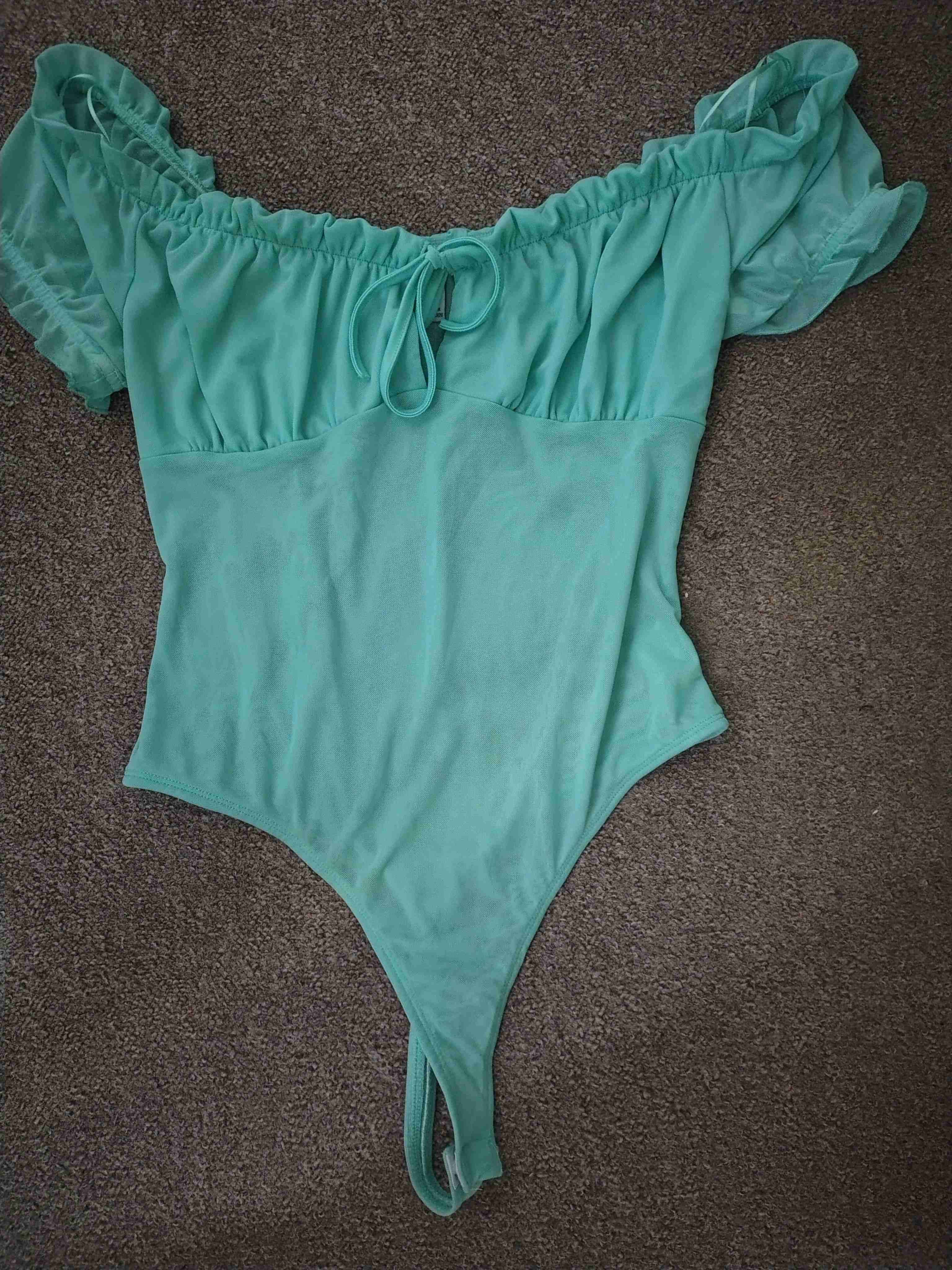 Body verde con hombros descubiertos