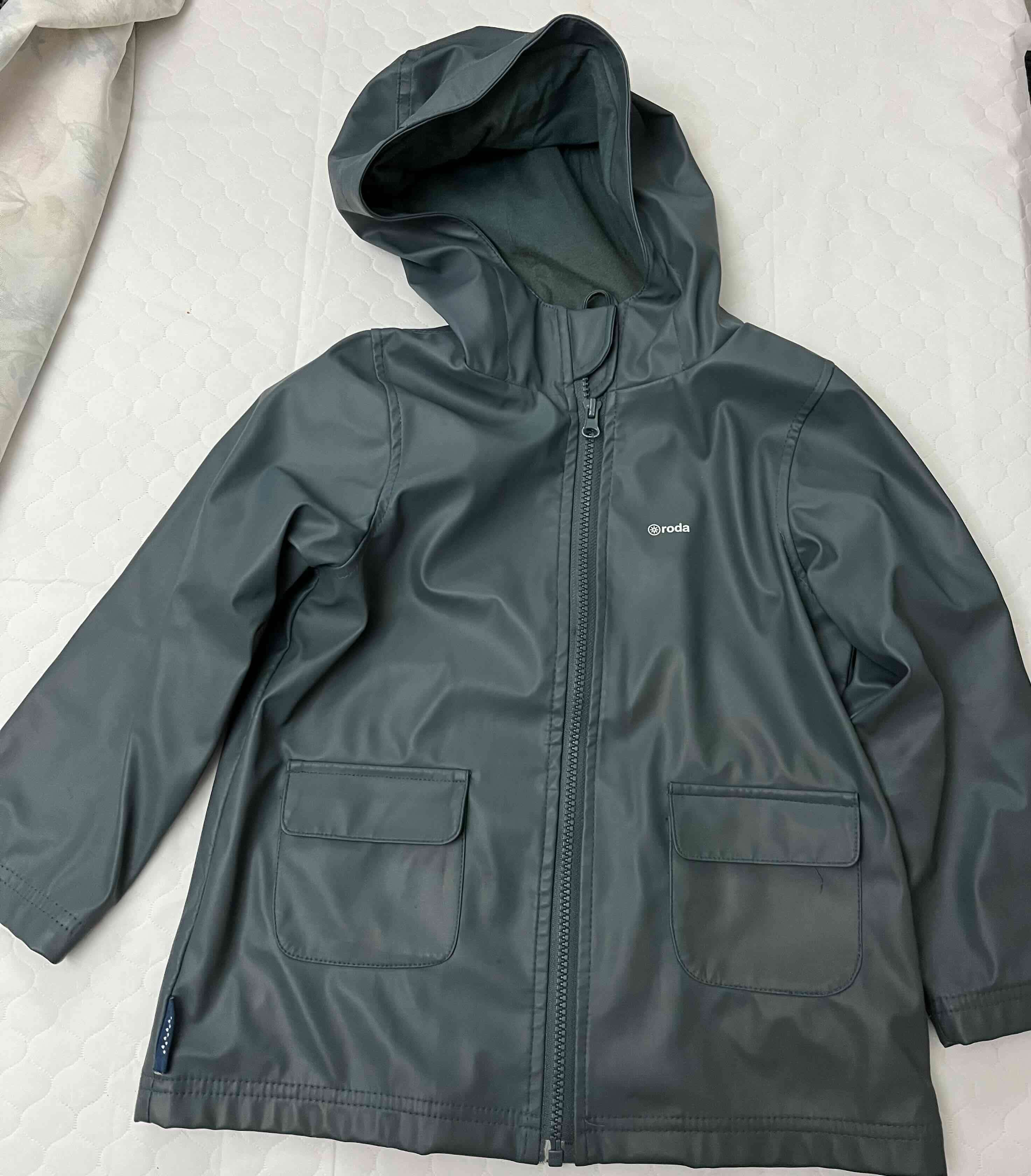 Abrigo impermeable verde niño