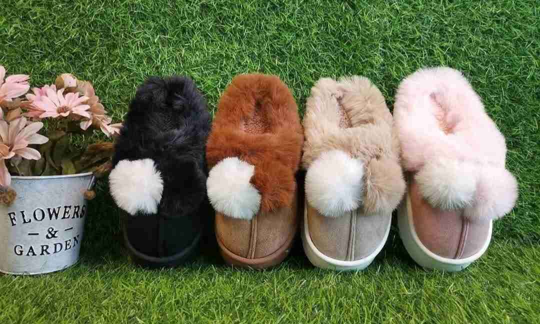 Pantuflas peludas con pompones