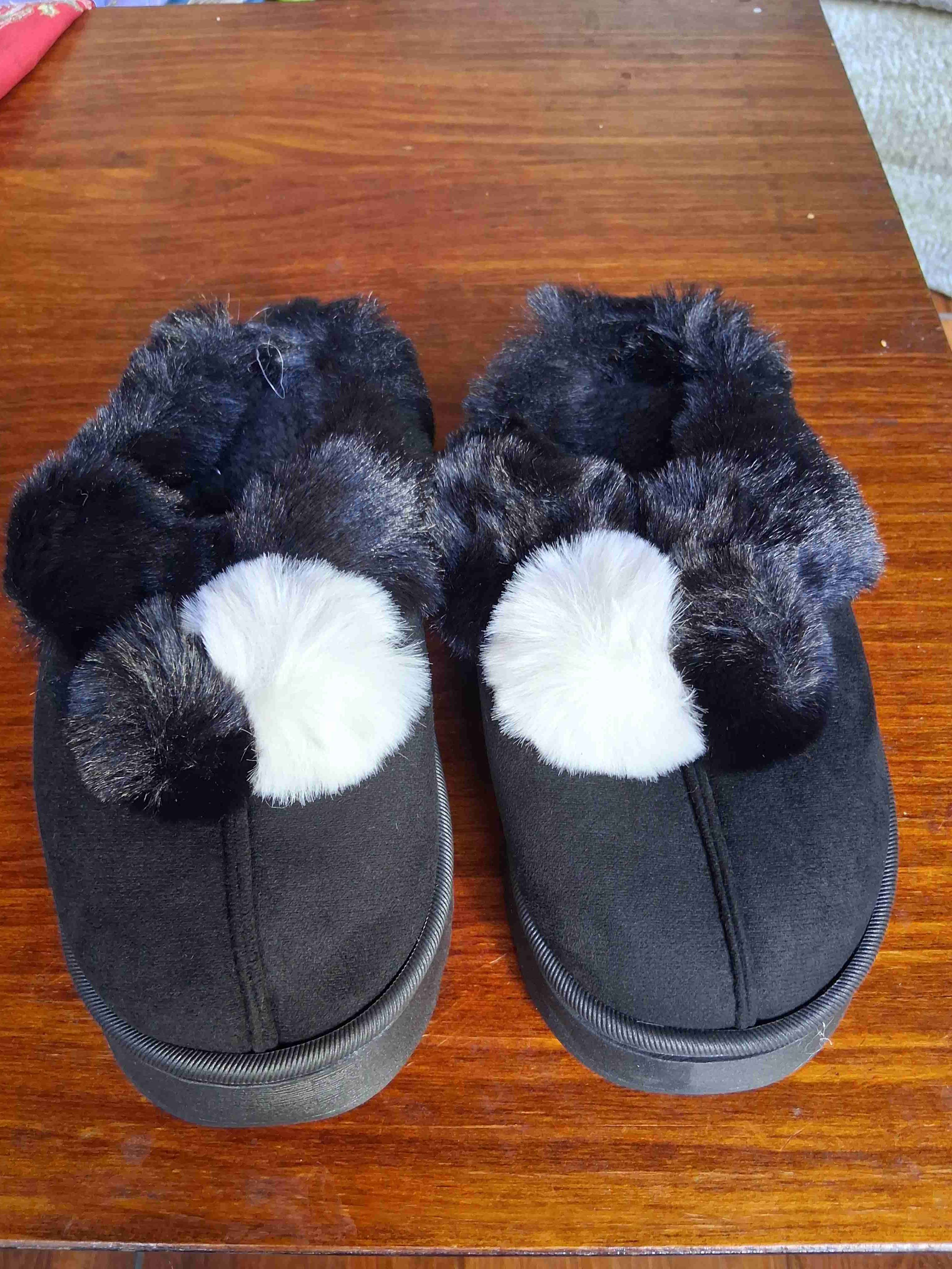 Pantuflas peludas con pompones - miniatura 2