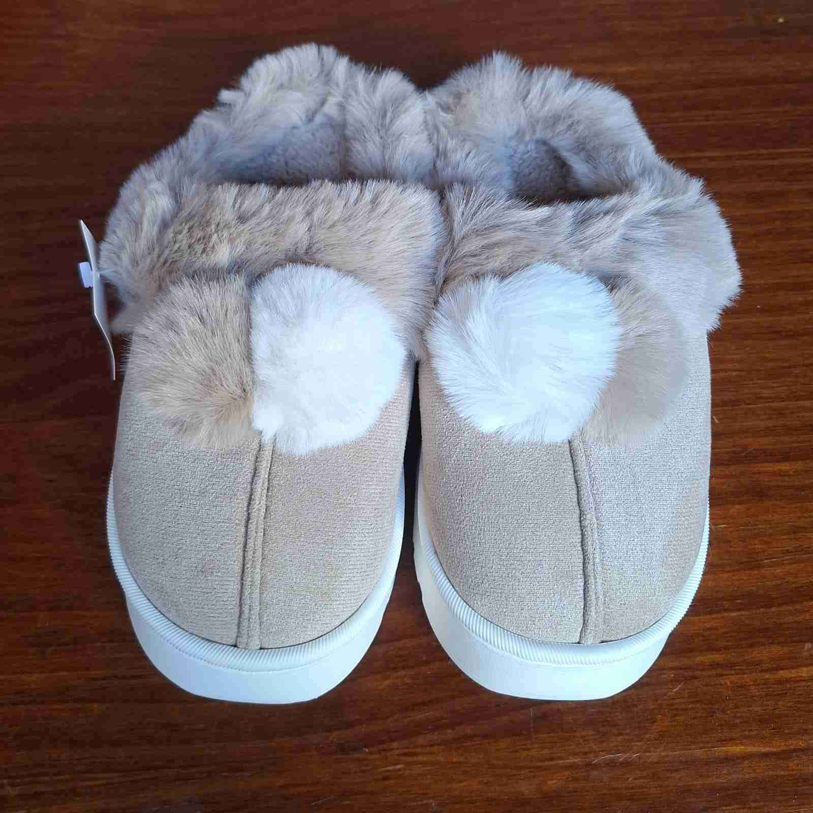Pantuflas peludas con pompones - miniatura 4
