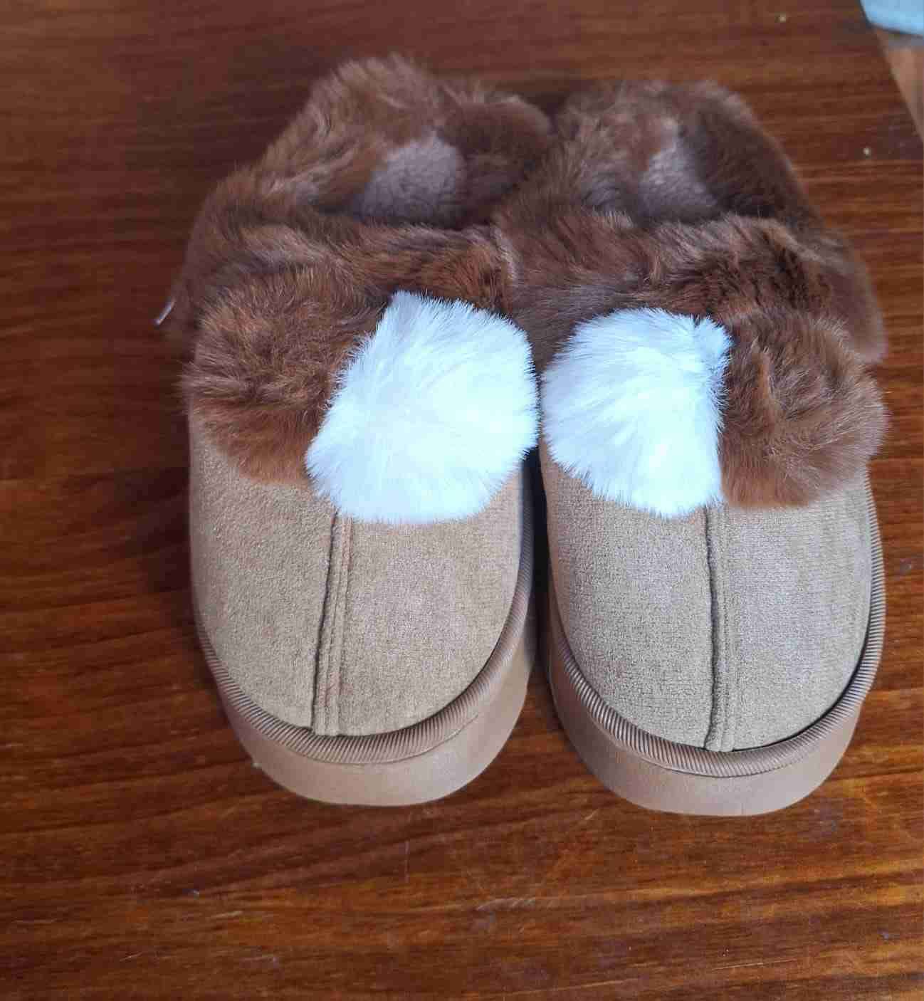 Pantuflas peludas con pompones - miniatura 5