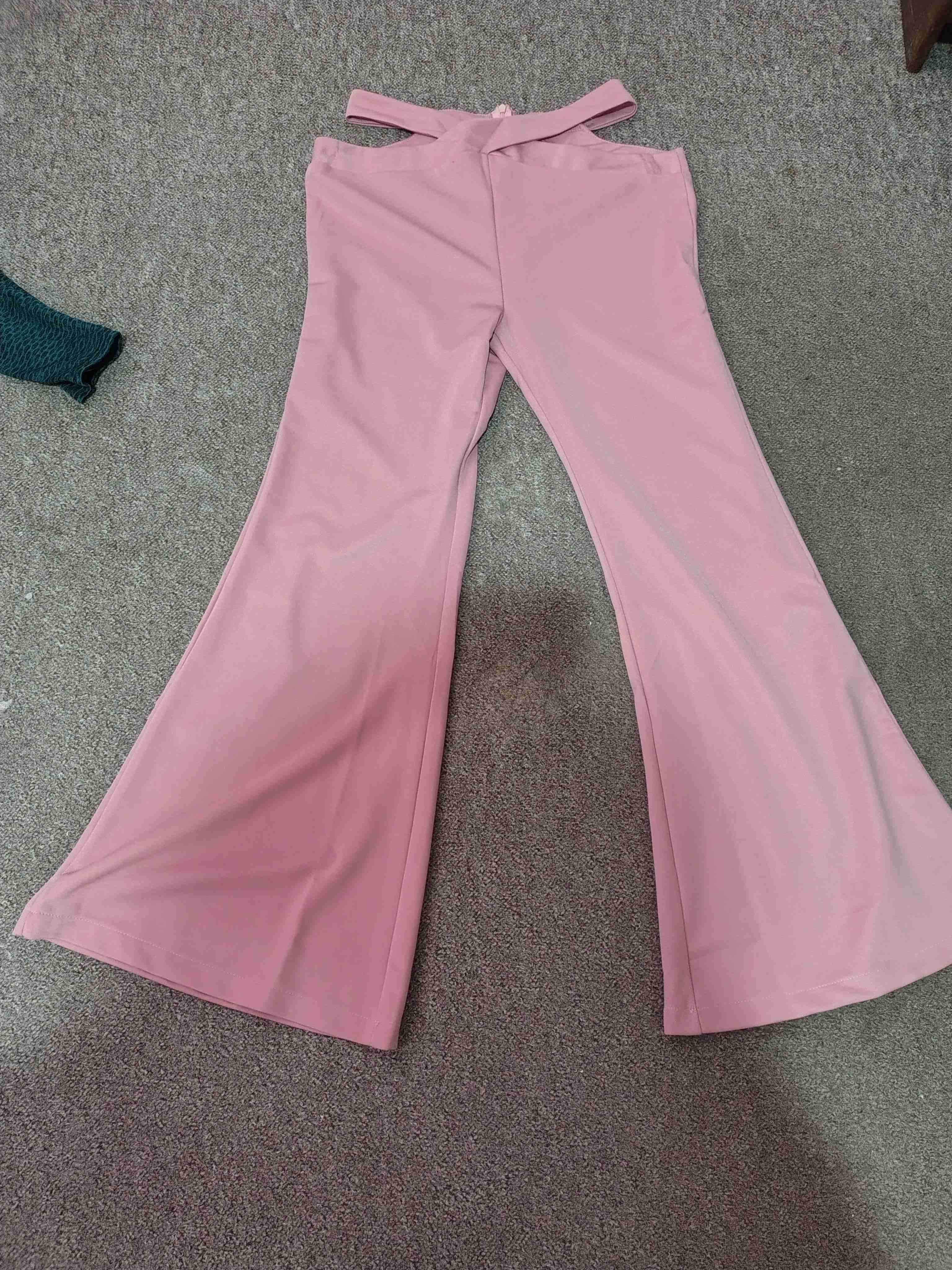 Pantalones rosados acampanados